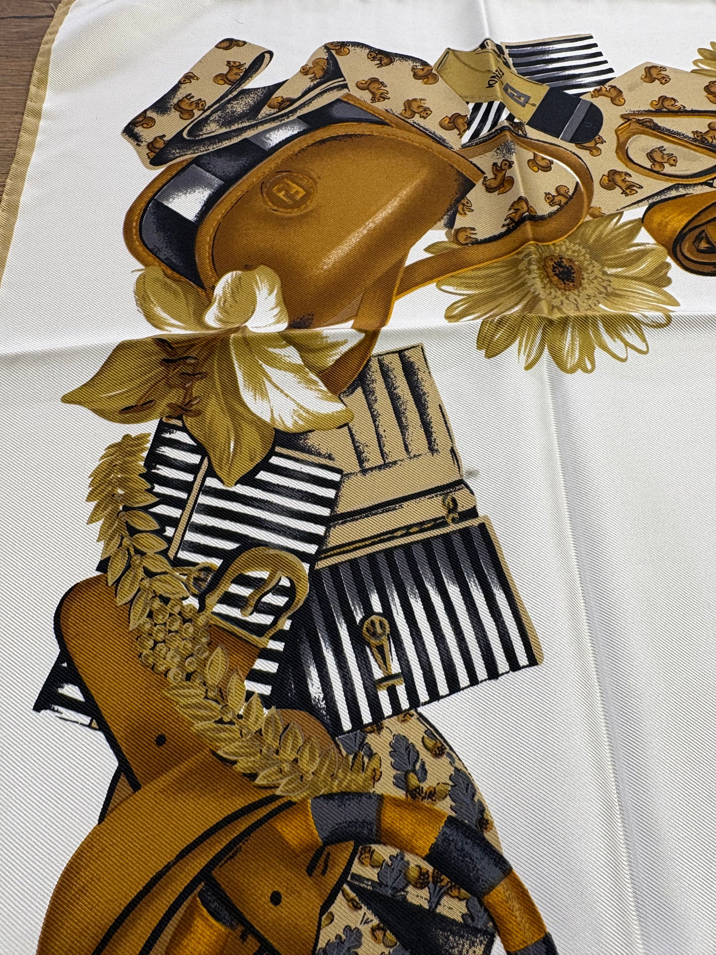 Fendi foulard in seta . Nuovo