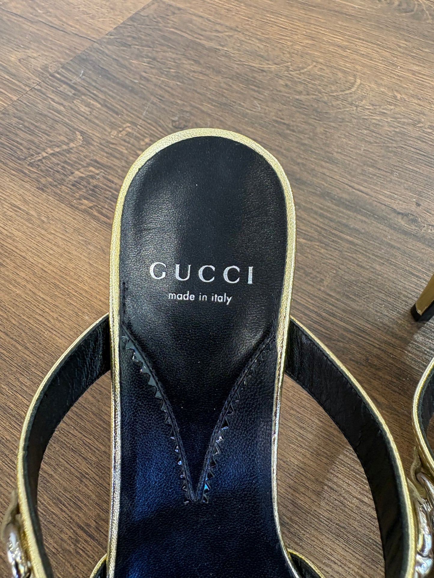 Gucci Sandali Sabot Slim Horsebit in Pelle Metallizzata Oro. Nuovo