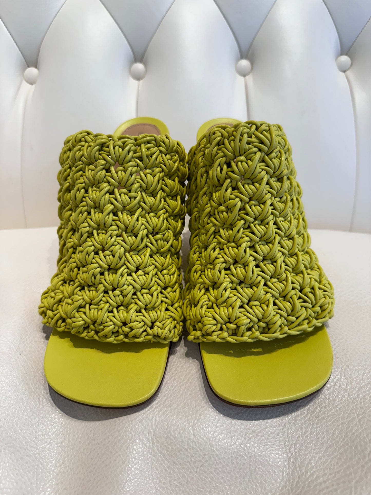 Bottega Veneta mules in pelle intrecciata verde acido