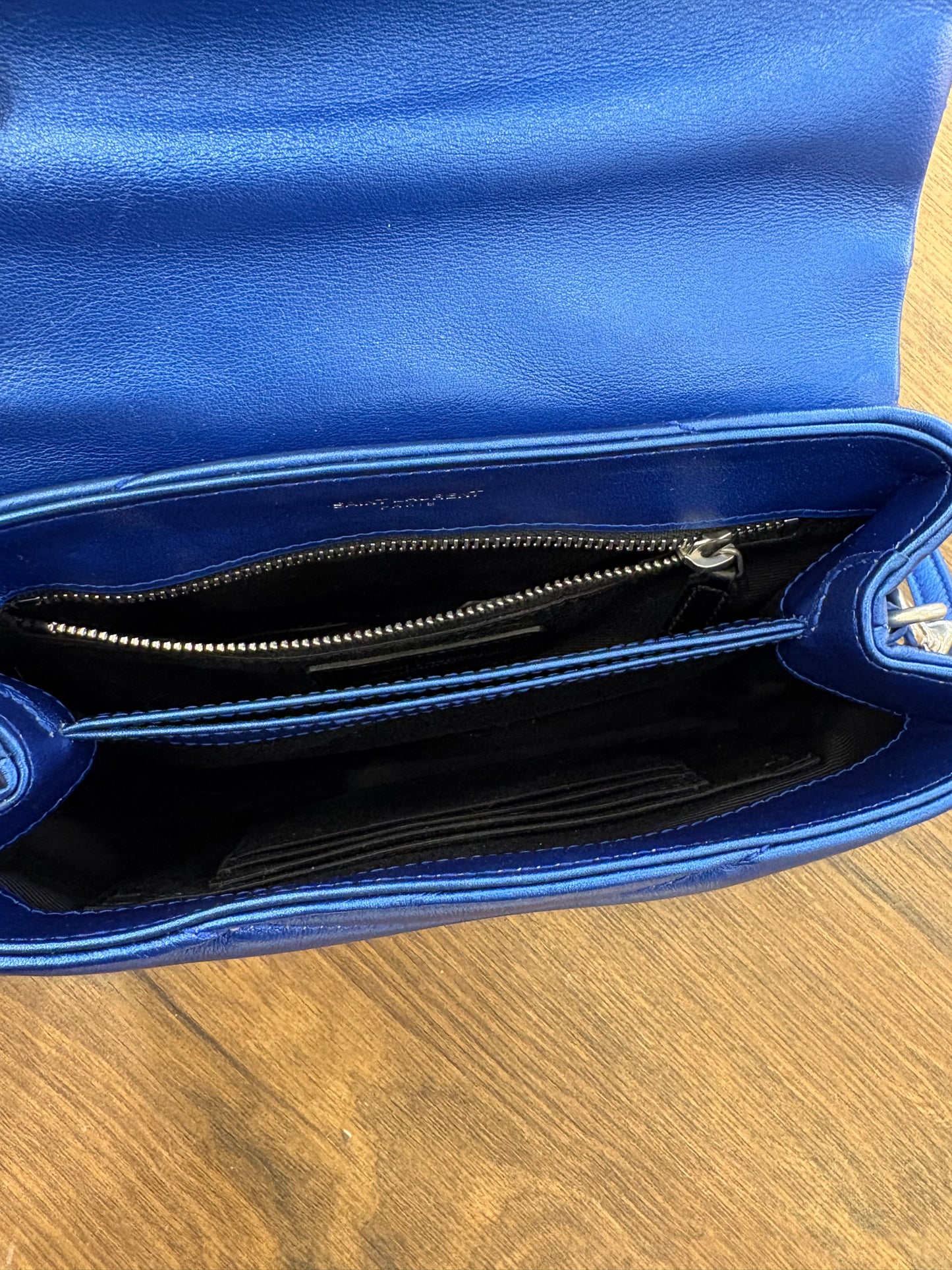 Ysl Loulou Toy in pelle matelasse’ azzurro metallizzato. Nuovo