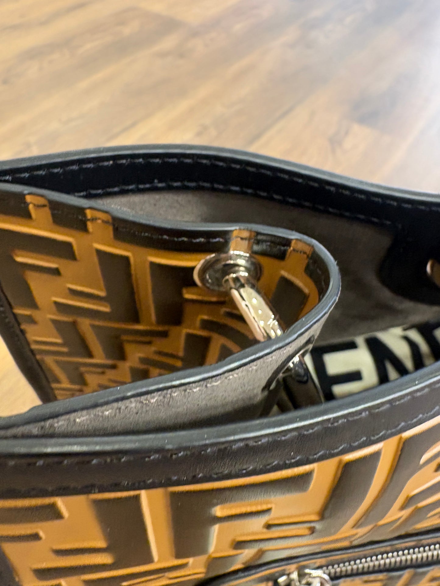 Fendi Runaway Shopper Grande in Pelle manici in rattan . Nuovo