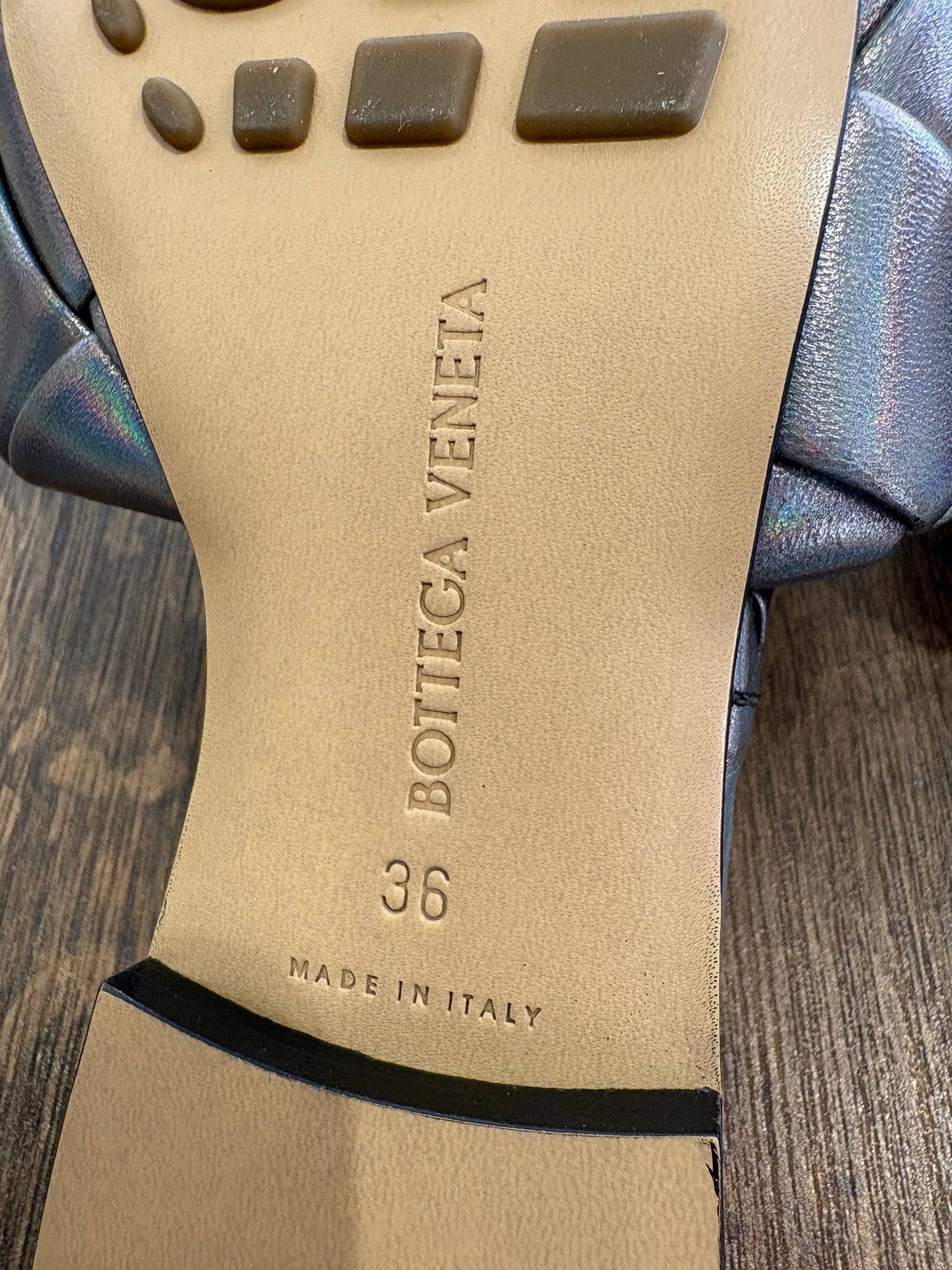 Bottega Veneta Sandali Flat Lido in Pelle Intrecciata Oyster Metallic 36. Nuovo