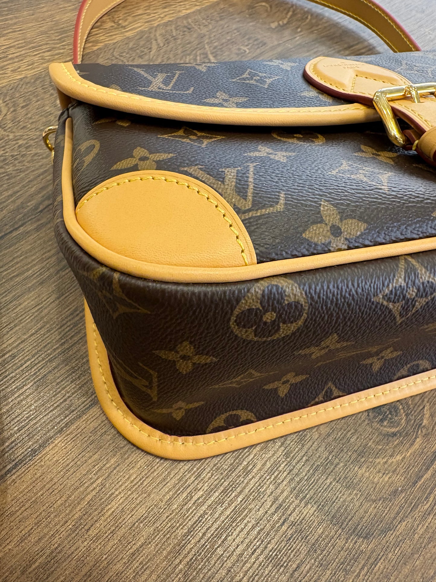 Louis Vuitton Diane Monogram Borsa Messenger in Tela e Vacchetta con Doppia Tracolla