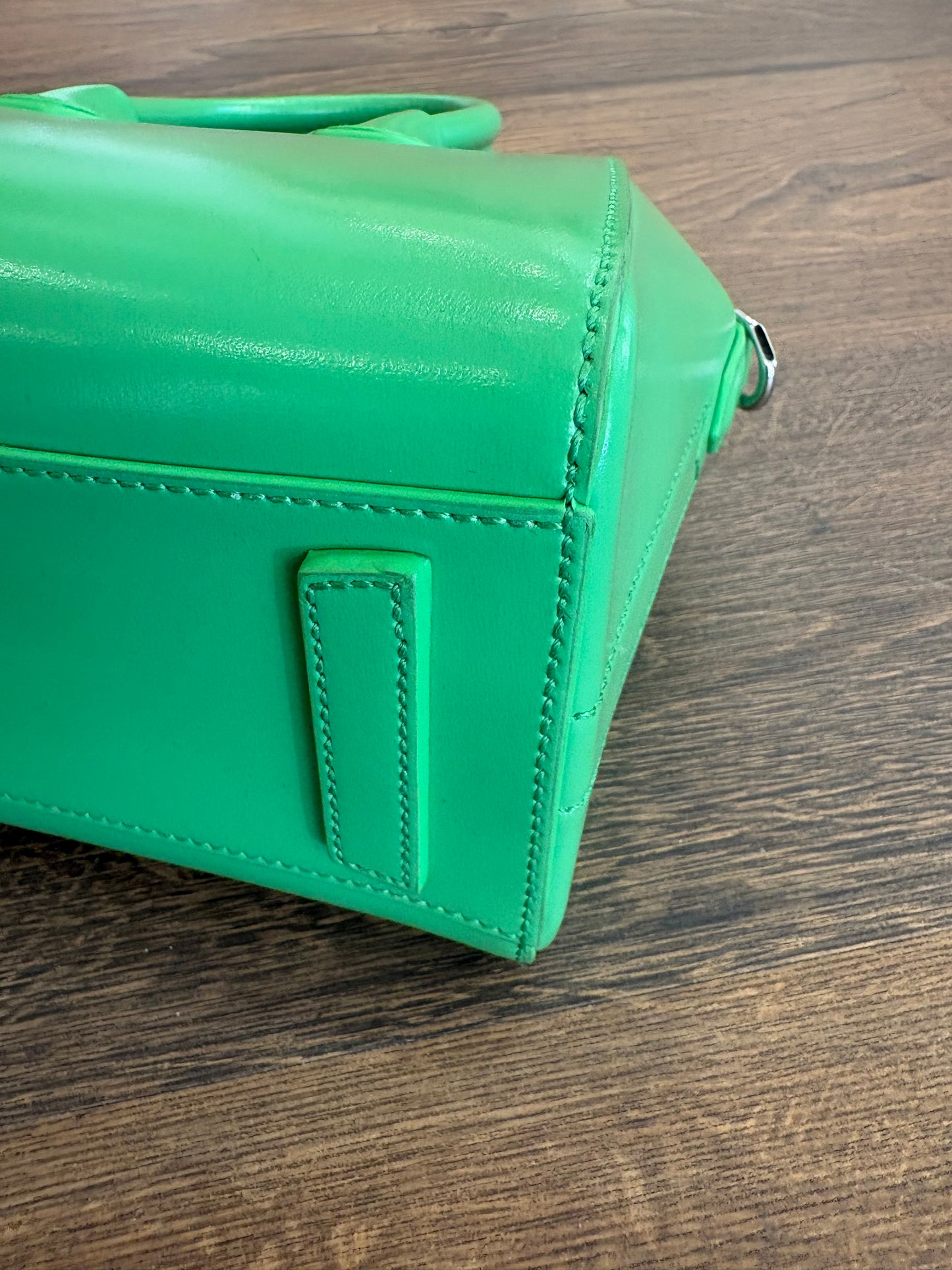 Bottega Veneta Mini Antigona in pelle verde assenzio. Nuova