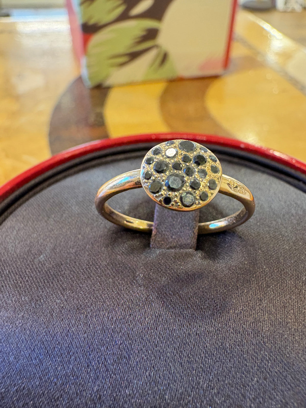 Pomellato Anello Sabbia Piccolo in Oro Giallo  18kt con Pavé di Diamanti Neri