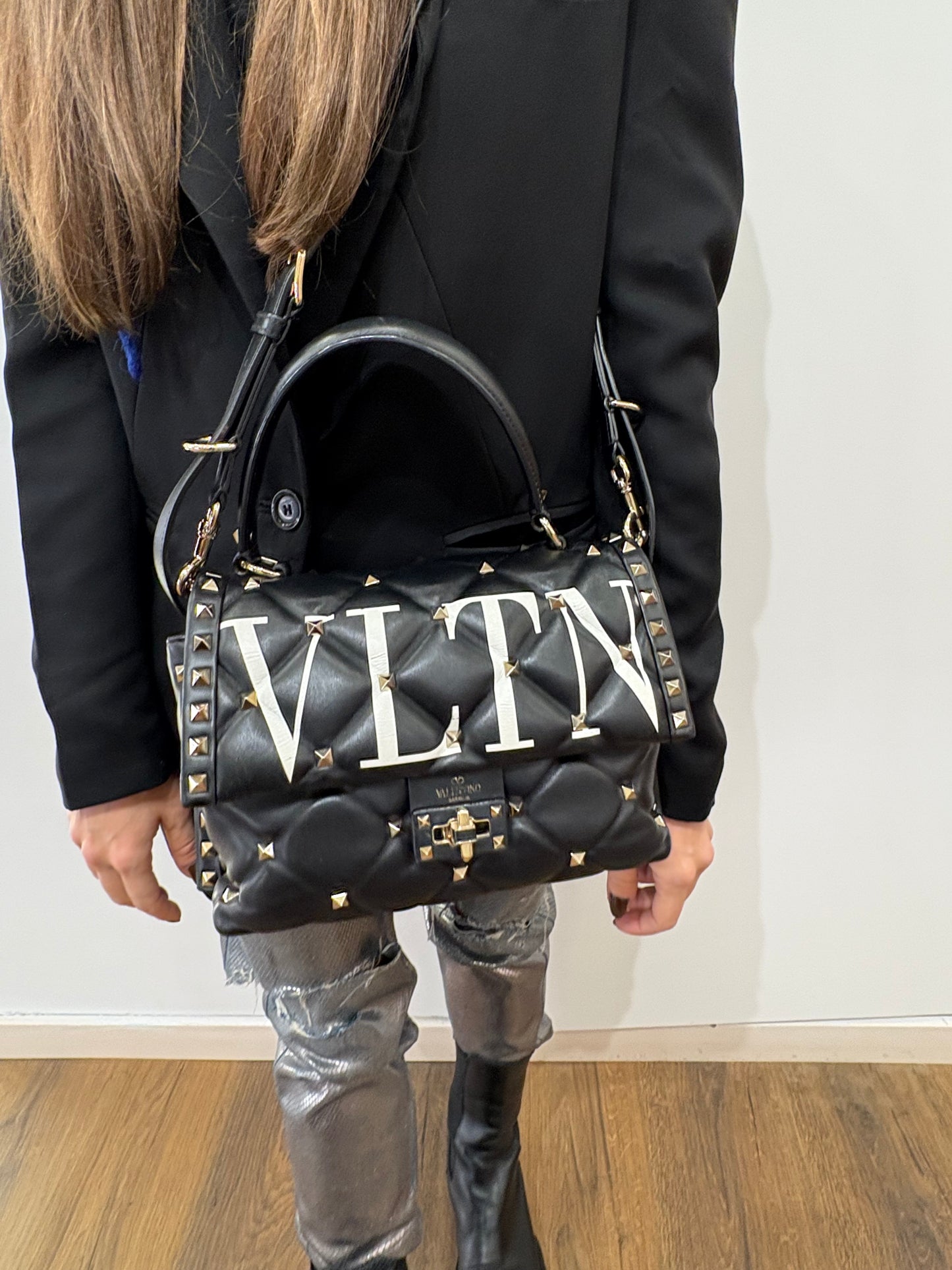 Valentino Garavani Candy Stud in pelle nera con logo VLTN