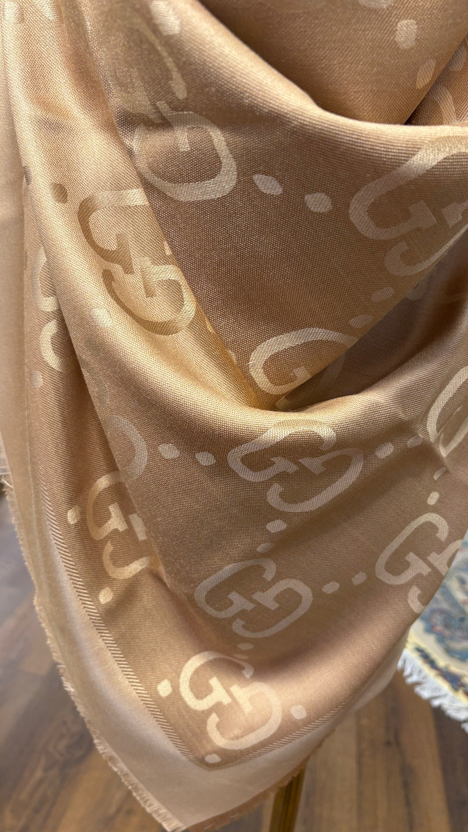 Gucci Scialle in lana e seta jacquard con motivo GG. Nuovo