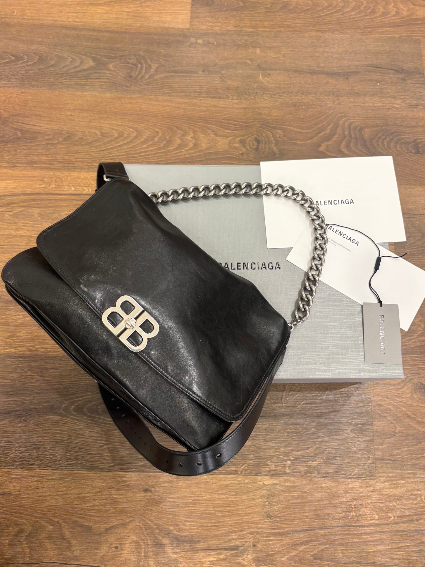 Balenciaga  BB Soft Grande in pelle di vitello nera