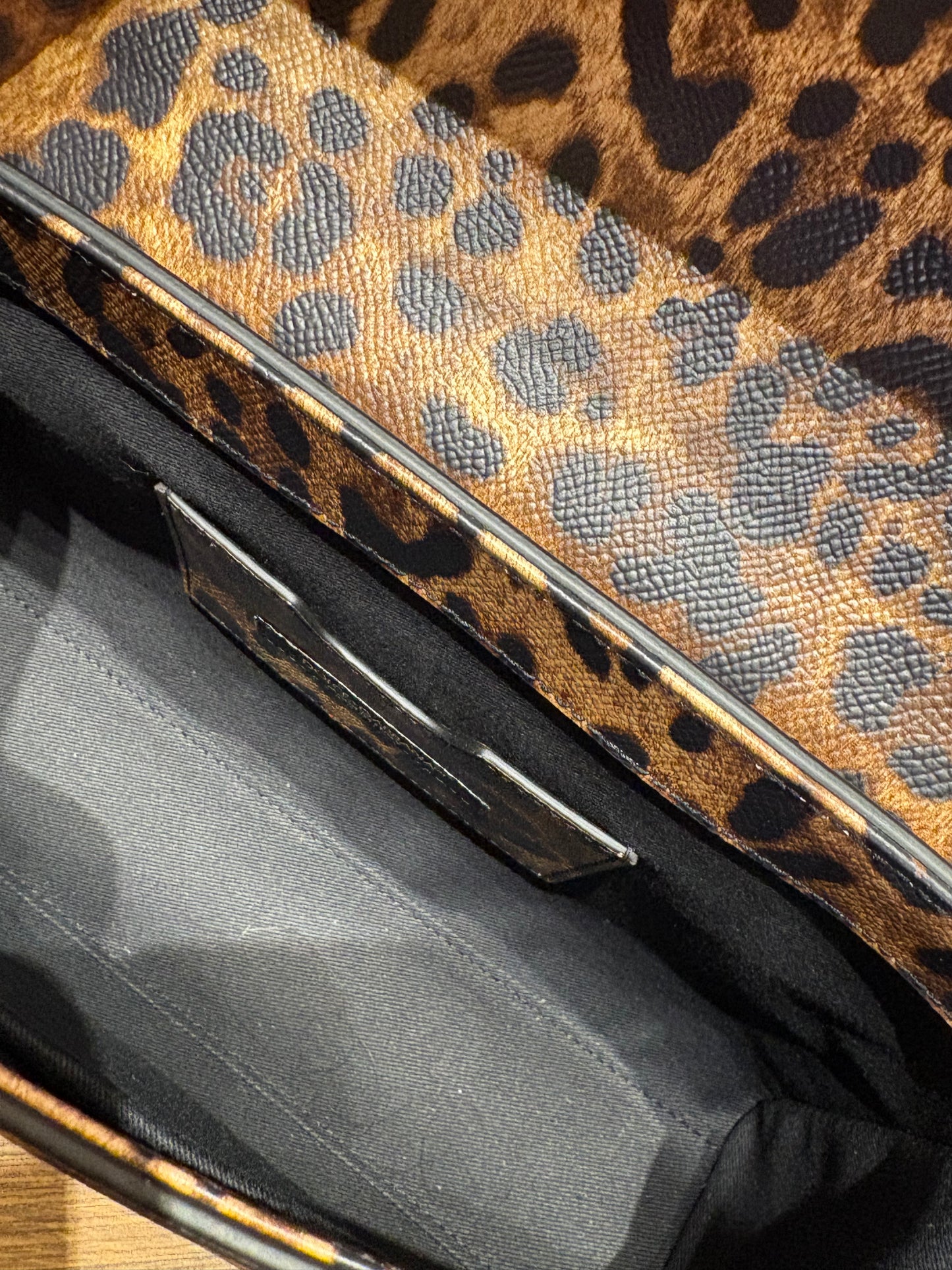 Dolce Gabbana borsa leo con catena dorata. Nuova