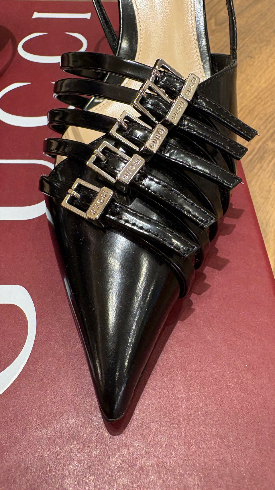 Gucci Décolleté Slingback Gucci Seraphine in Vernice con Fibbie. Nuovo