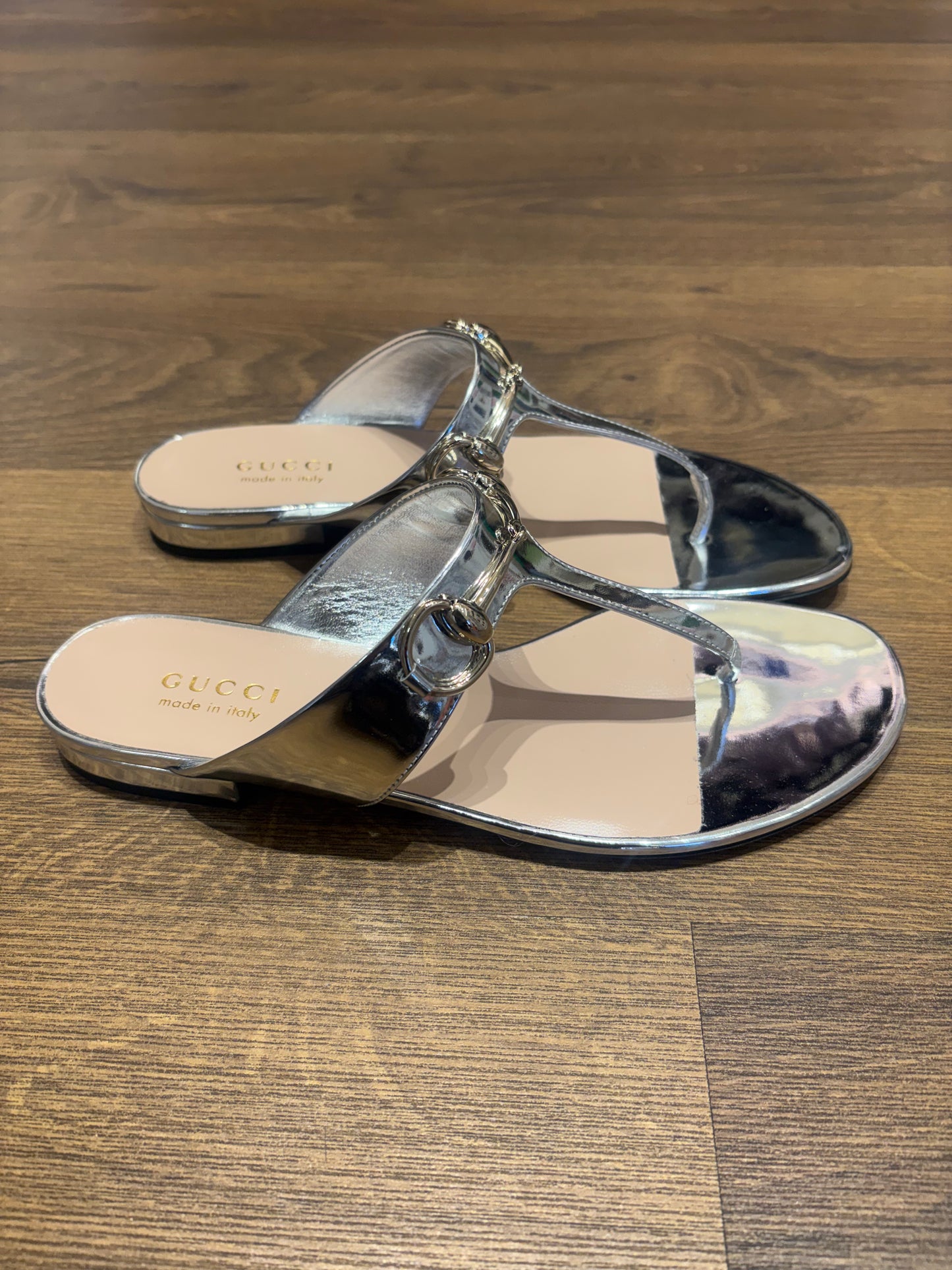 Sandali Infradito Gucci Horsebit  in Pelle Laminata Argento 39. Nuovo