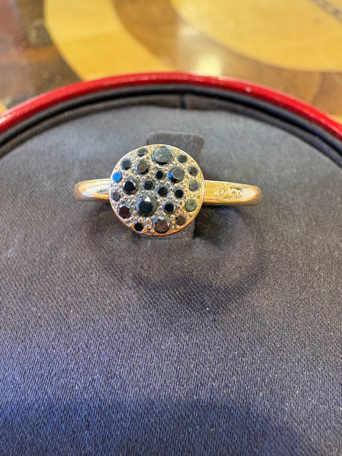 Pomellato Anello Sabbia Piccolo in Oro Giallo  18kt con Pavé di Diamanti Neri