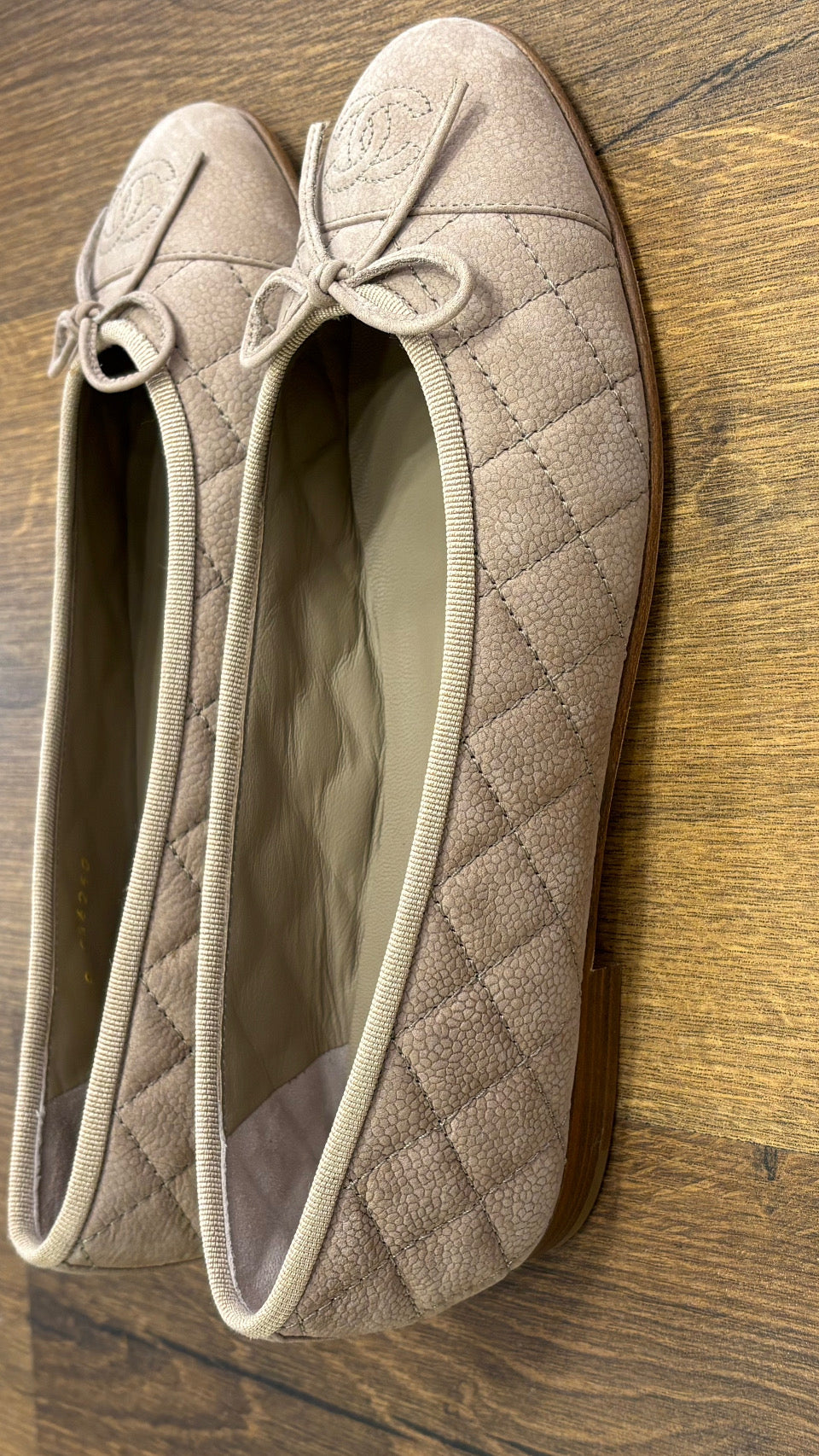 Chanel Ballerine Cambon in Pelle Scamosciata Trapuntata Beige Classico. Nuove