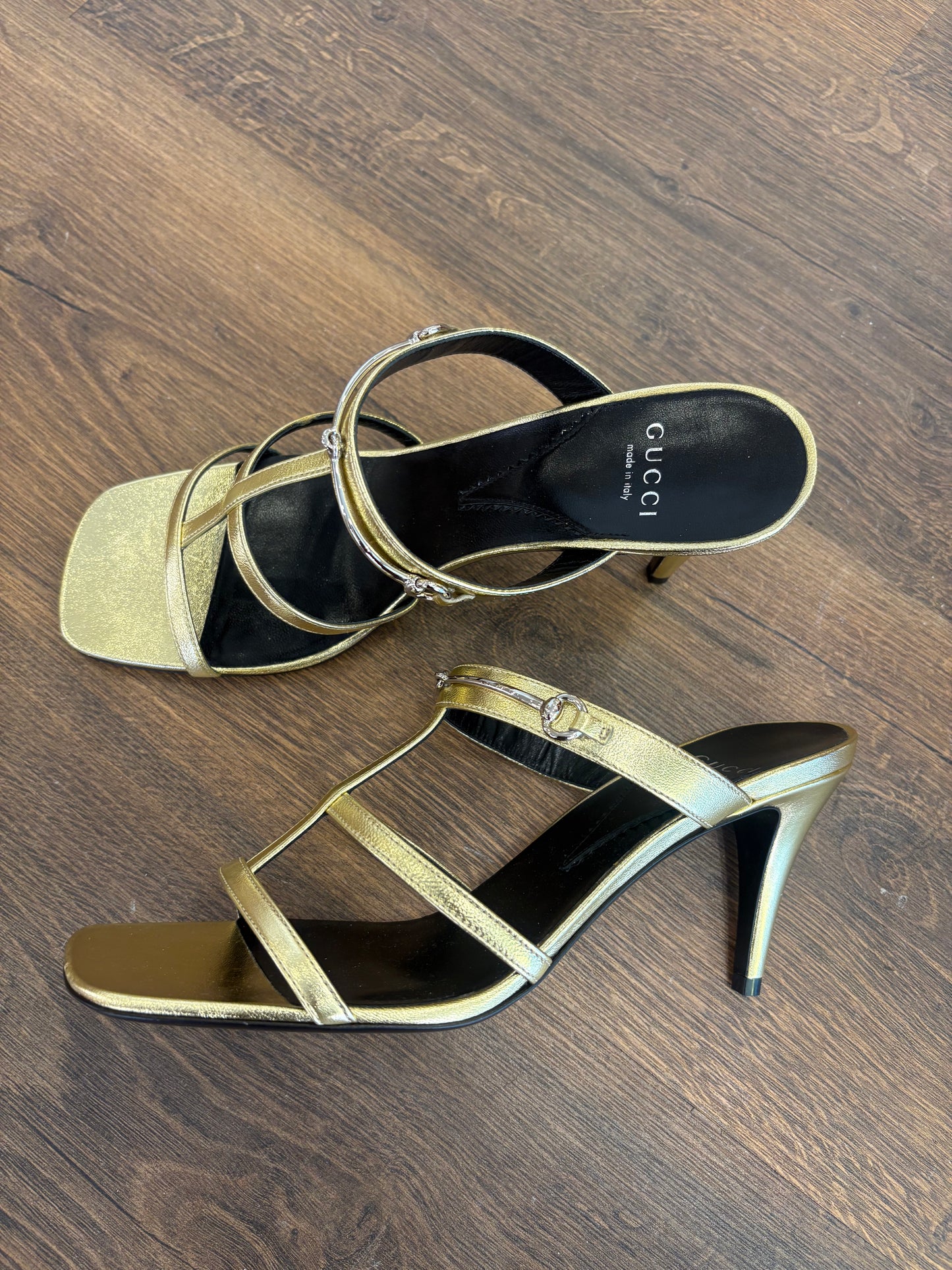 Gucci Sandali Sabot Slim Horsebit in Pelle Metallizzata Oro. Nuovo