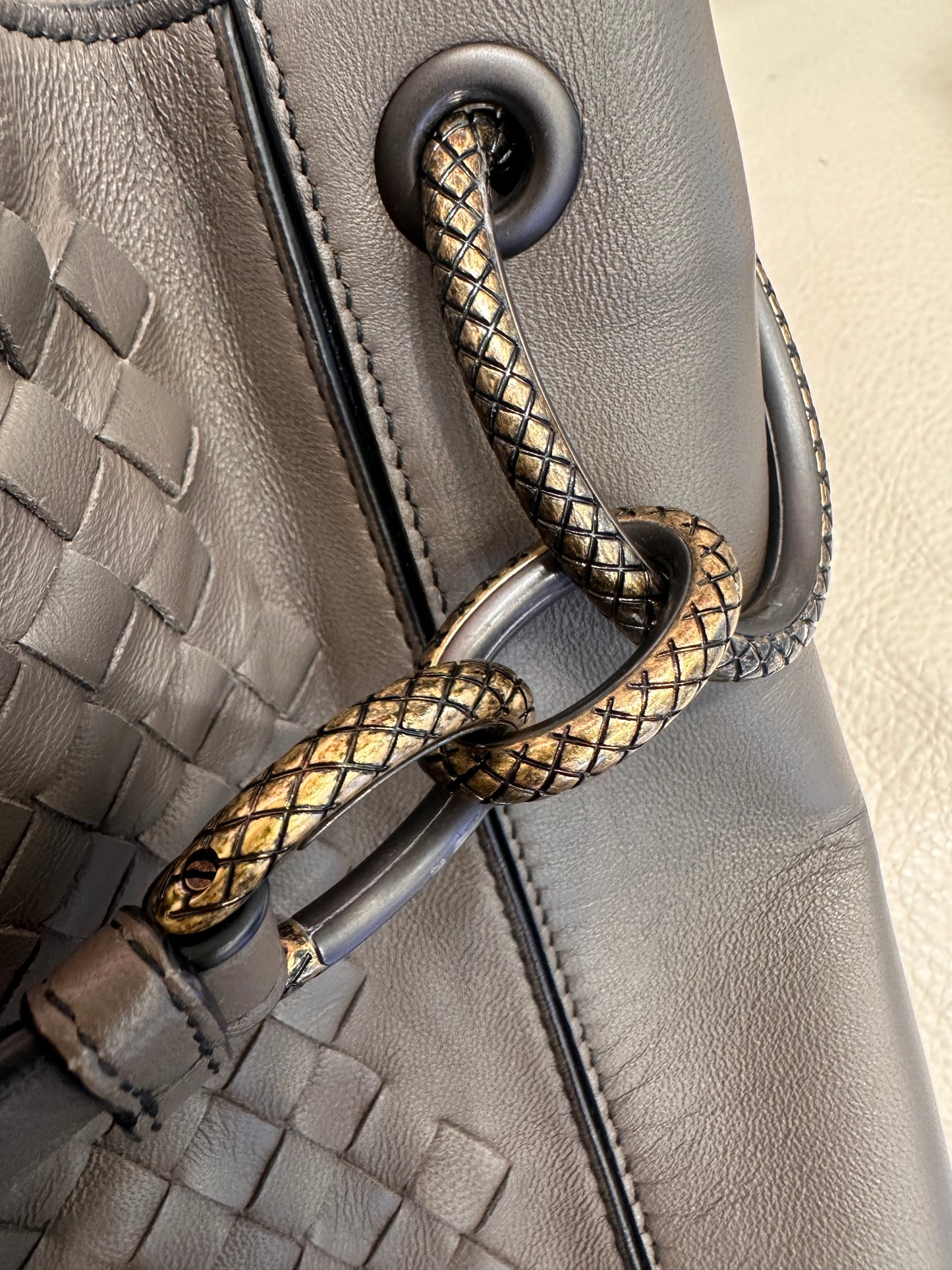 Bottega Veneta borsa Charleston in pelle intrecciata tortora