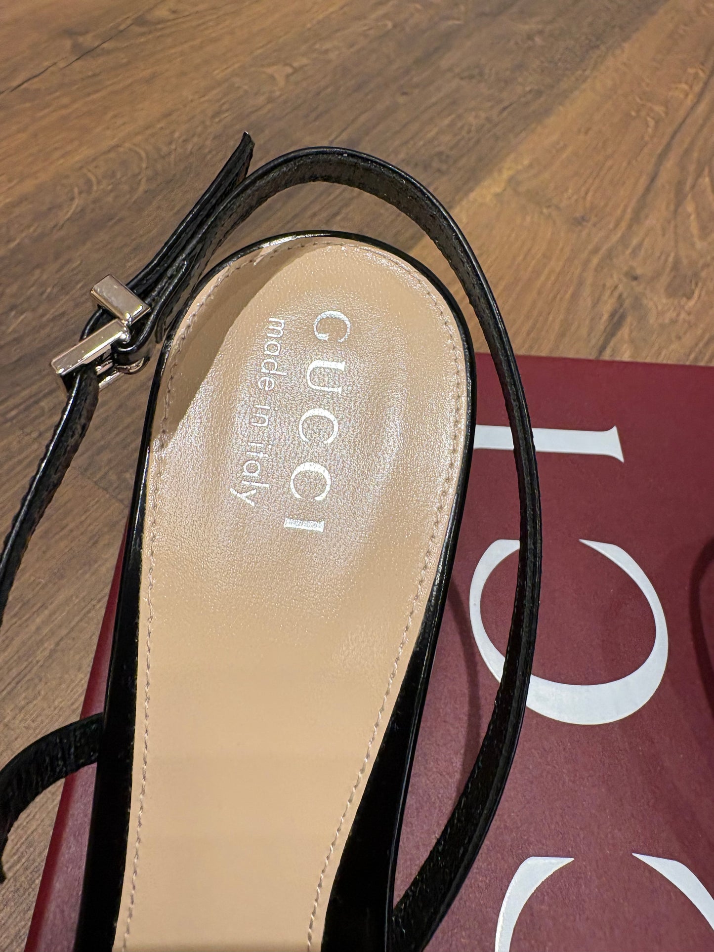 Gucci Décolleté Slingback Gucci Seraphine in Vernice con Fibbie. Nuovo