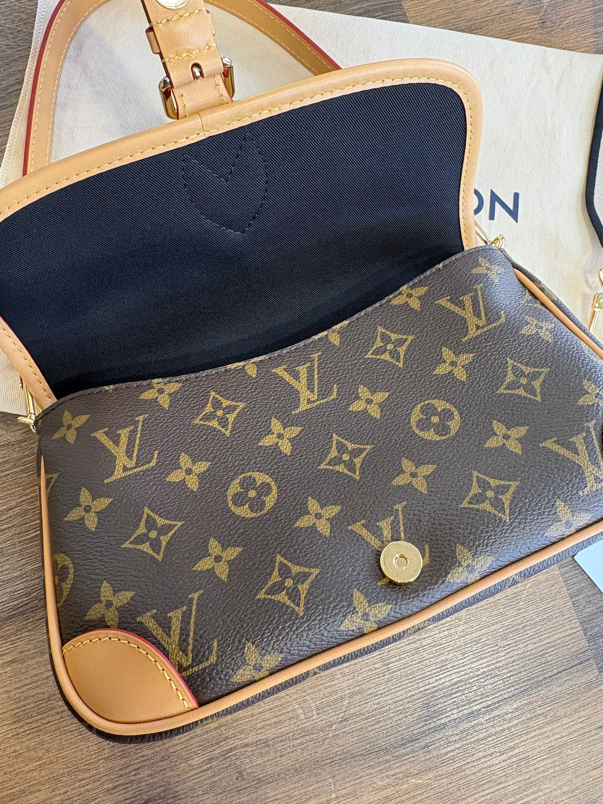 Louis Vuitton Borsa Messenger Diane PM in Tela Monogram con Tracolla Jacquard. Nuovo