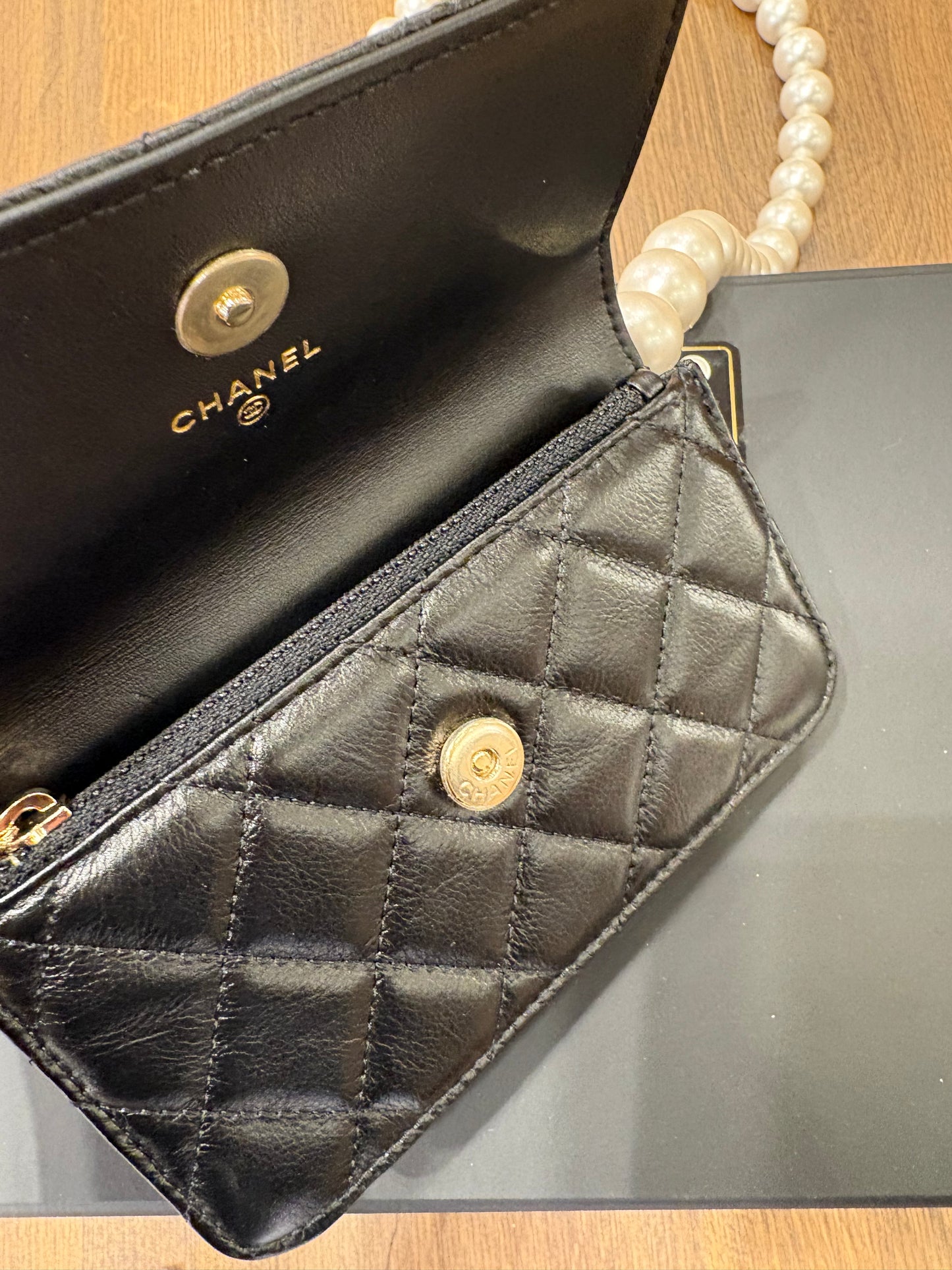 Chanel CC Mark Chain Wallet e perle