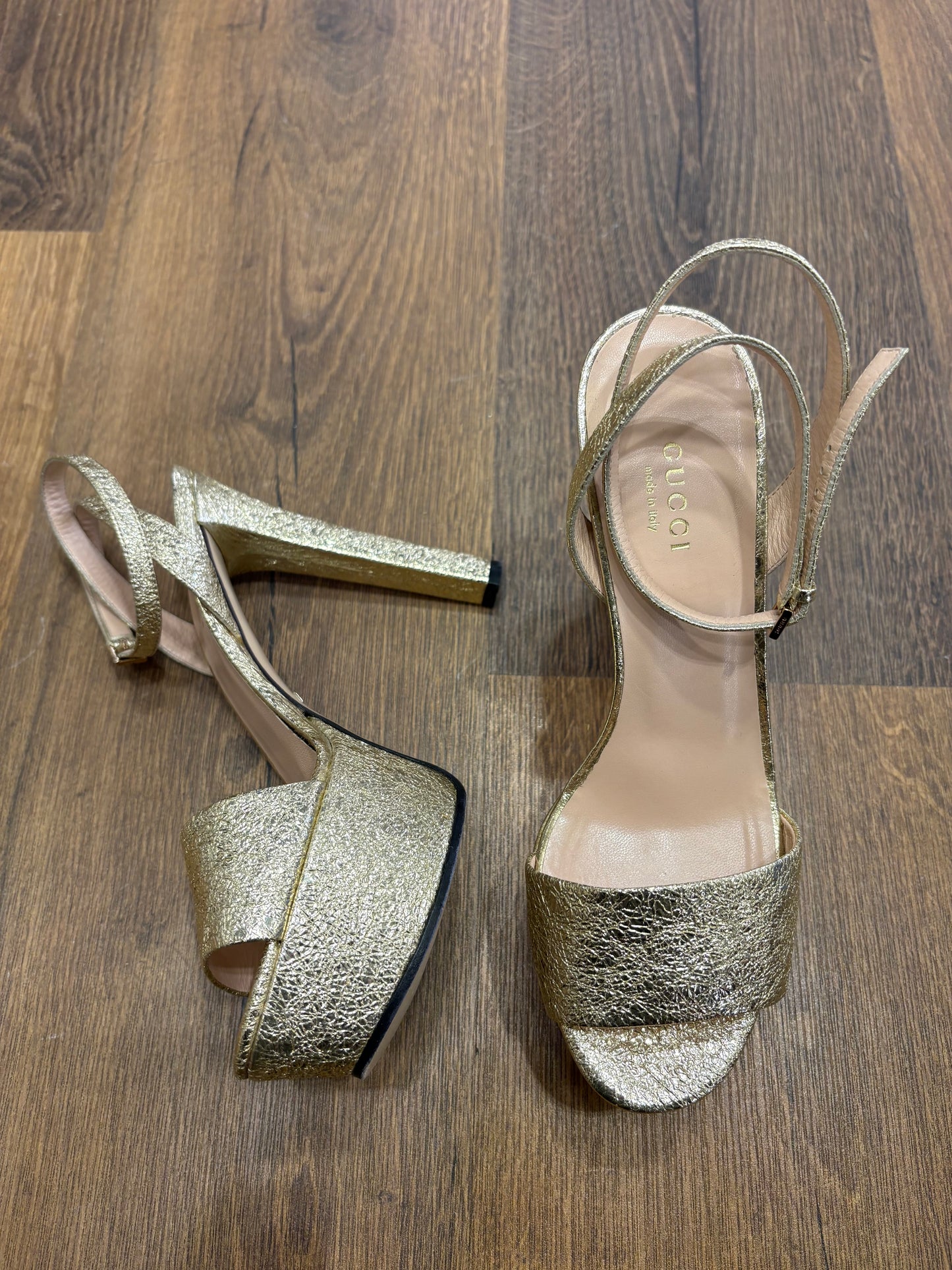 Gucci sandali in pelle oro 37