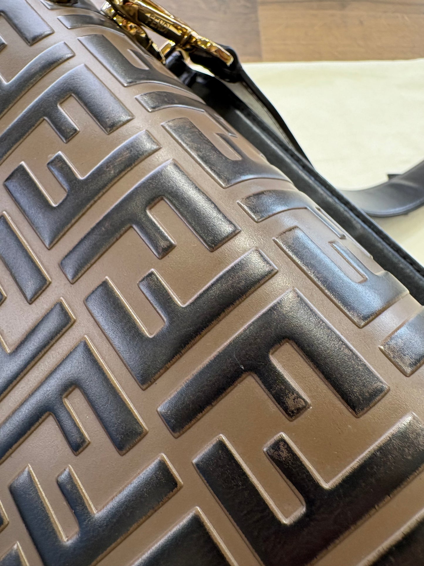 Fendi Kan U Medium in Vitello Liberty Bi-Color con Patta Goffrata FF