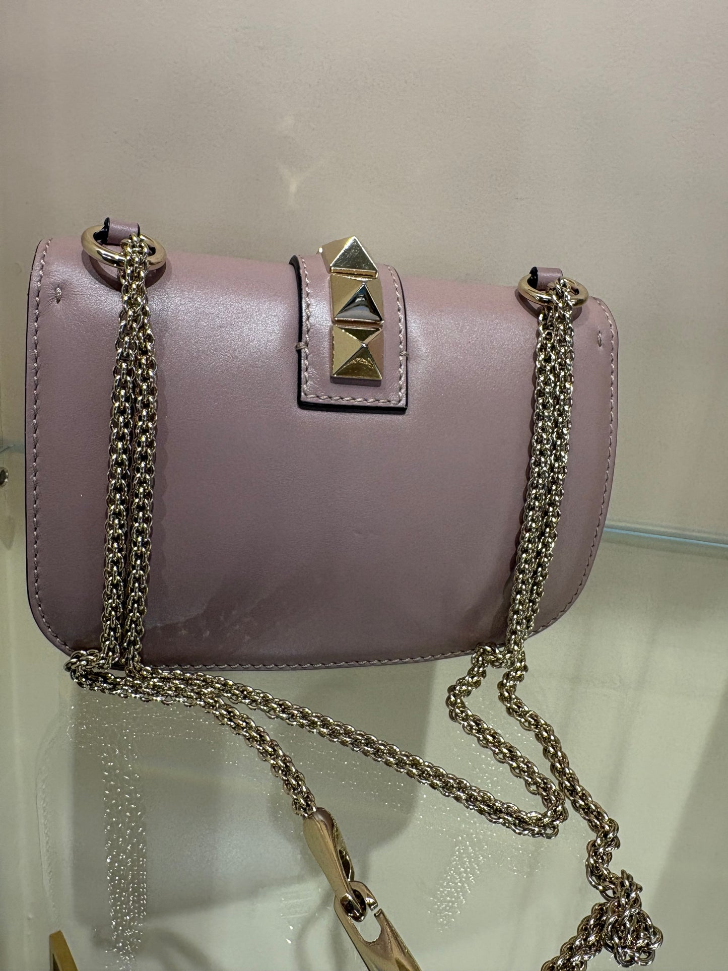 Valentino Garavani Borsa a tracolla  Glam Lock Medium in pelle rosa malva con borchie Rockstud