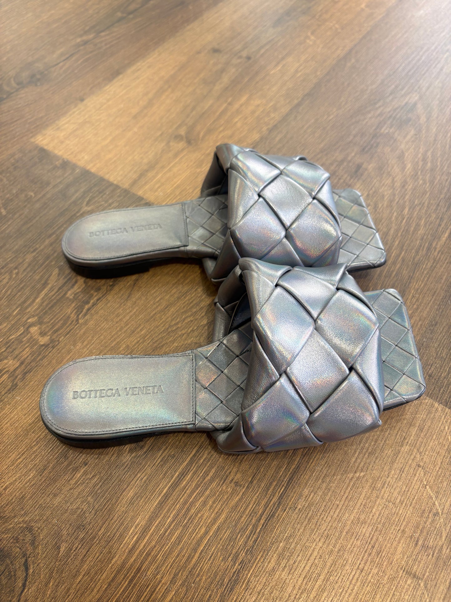 Bottega Veneta Sandali Flat Lido in Pelle Intrecciata Oyster Metallic 36. Nuovo