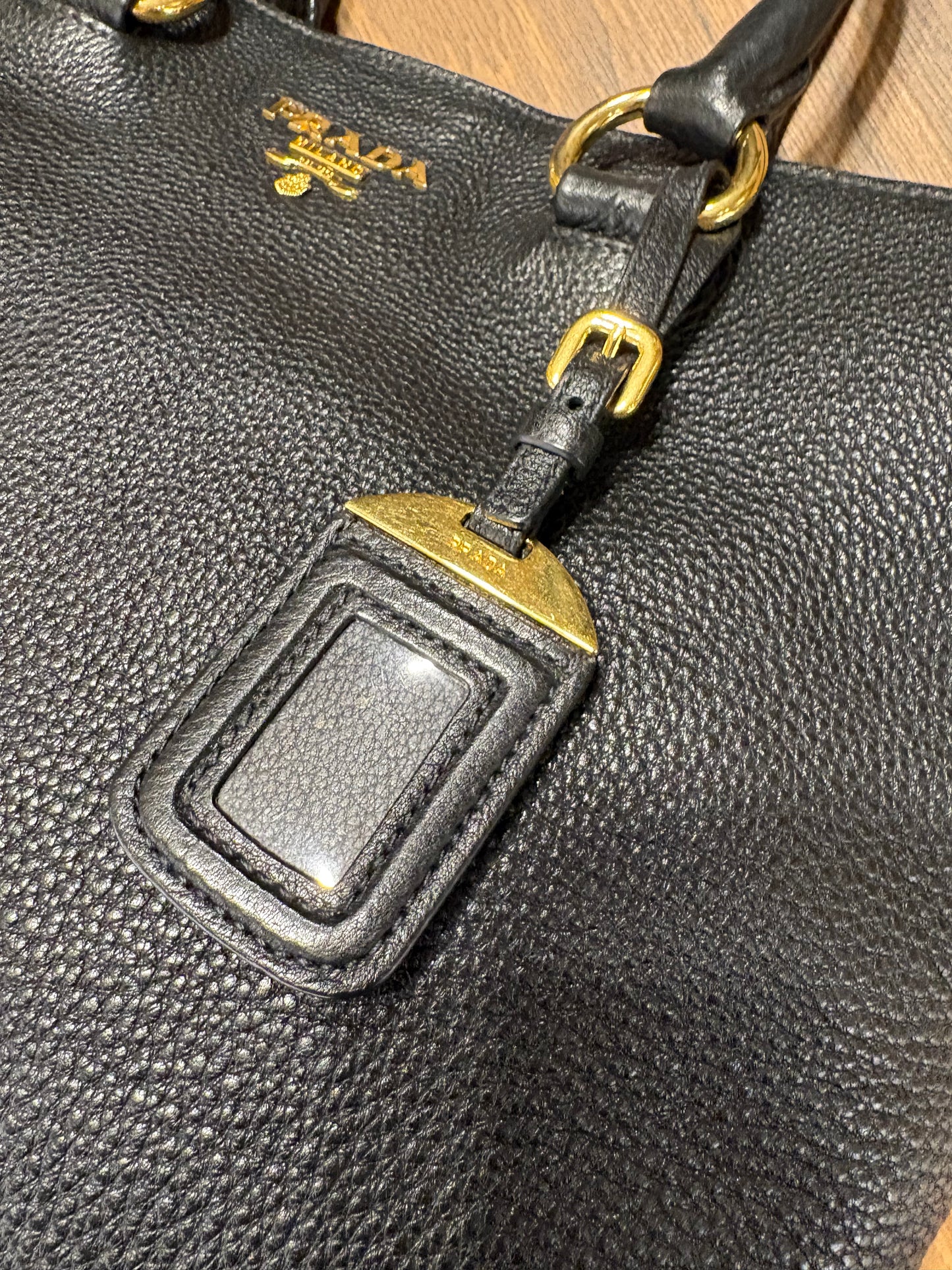 Prada borsa tote in pelle nera martellata