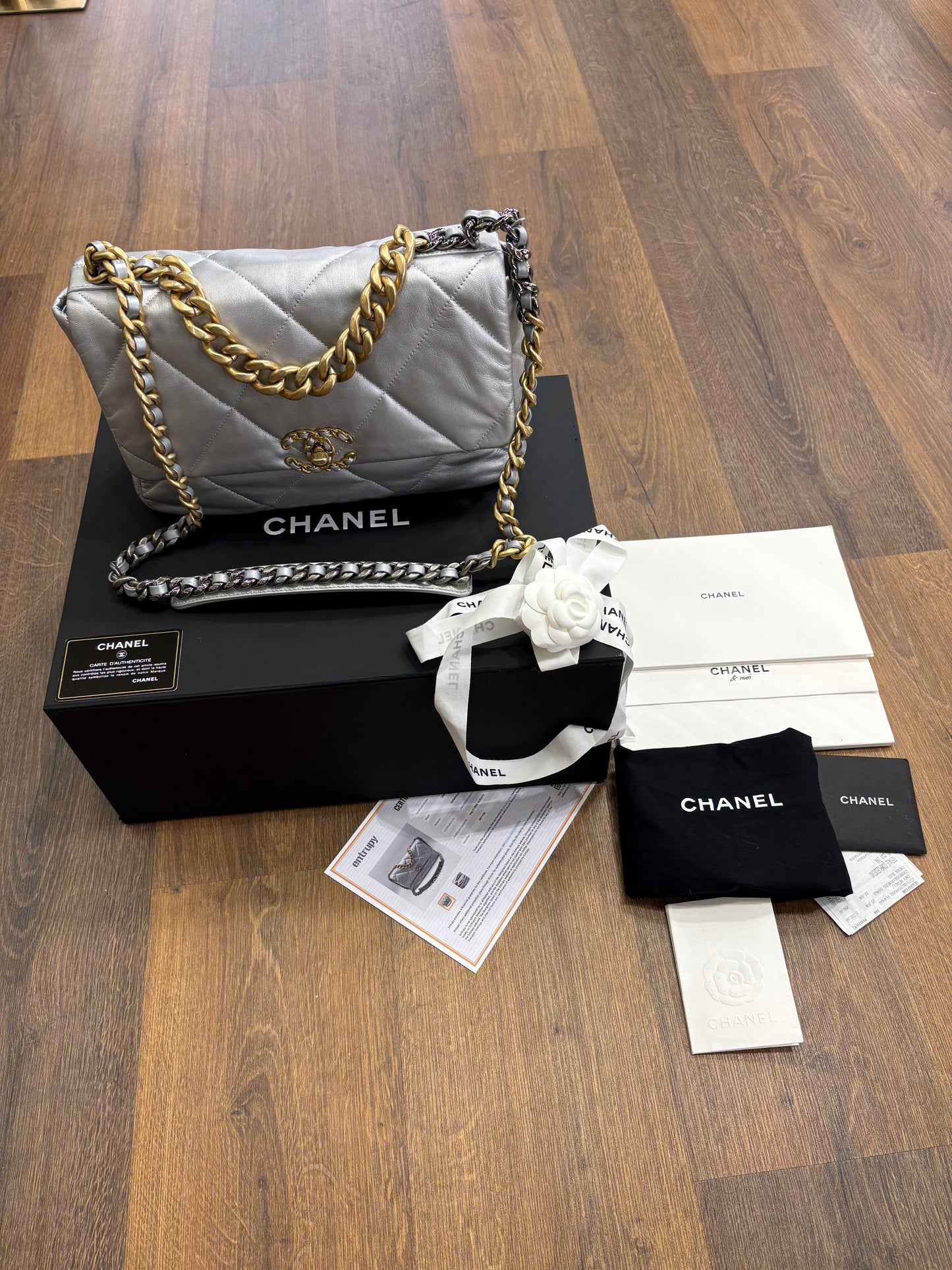 Chanel C19  media in pelle argento hw silver / gold