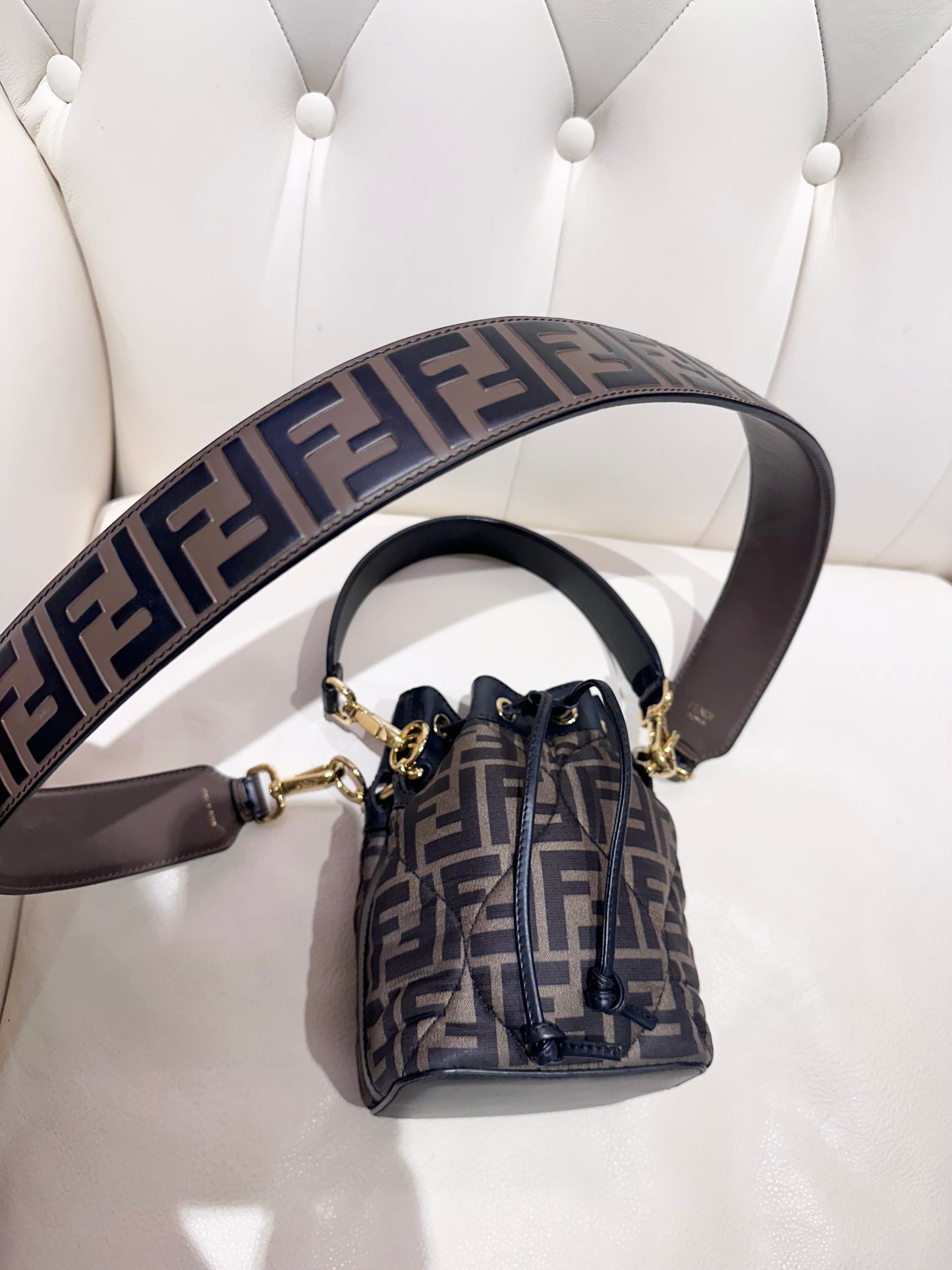 Fendi secchiello Mon Tresor e tracolla monogram in pelle