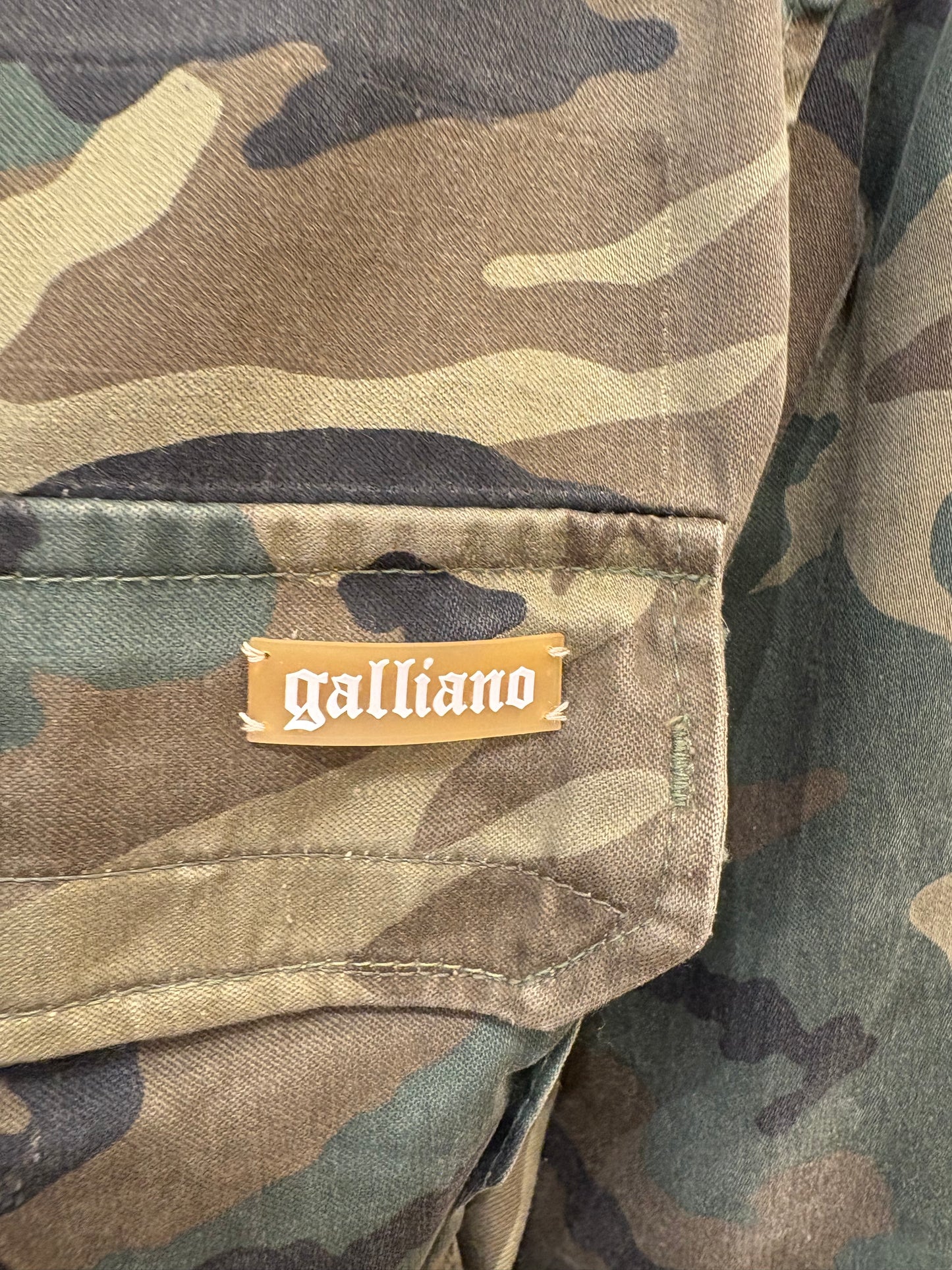 Galliano abito camouflage e seta recycling