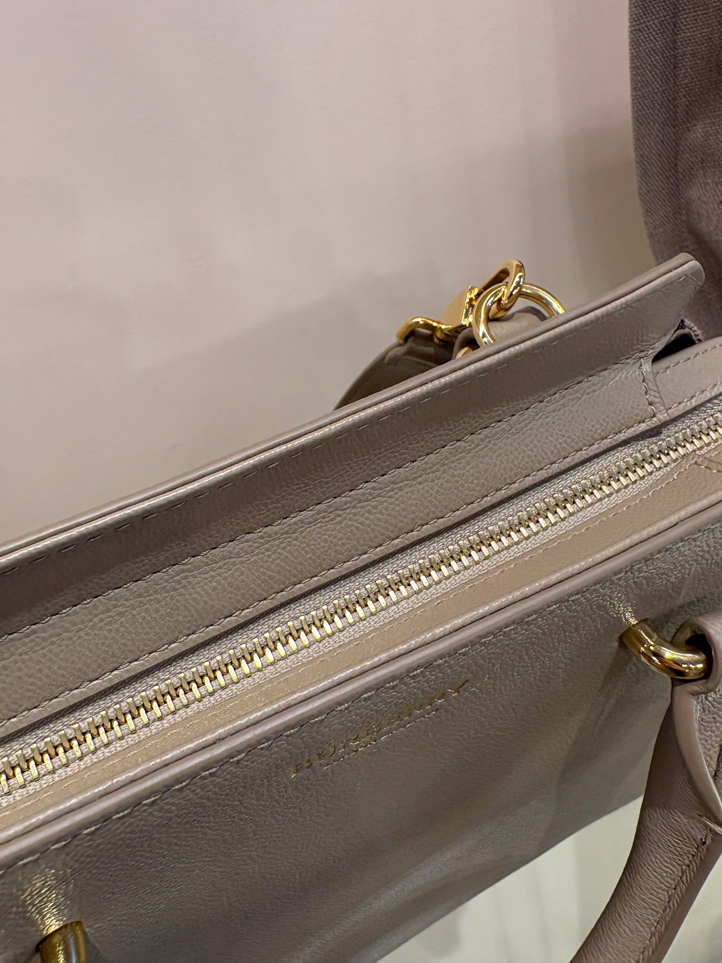 Burberry Borsa a Mano  Mini Banwell Tote in Pelle Martellata Beige -Tortora