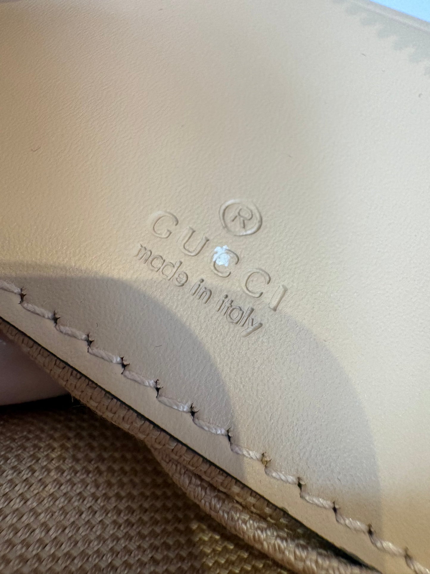 Borsa Mini Gucci Gilbert in Pelle Monogram GG Goffrata con Tracolla a Catena. Nuovo