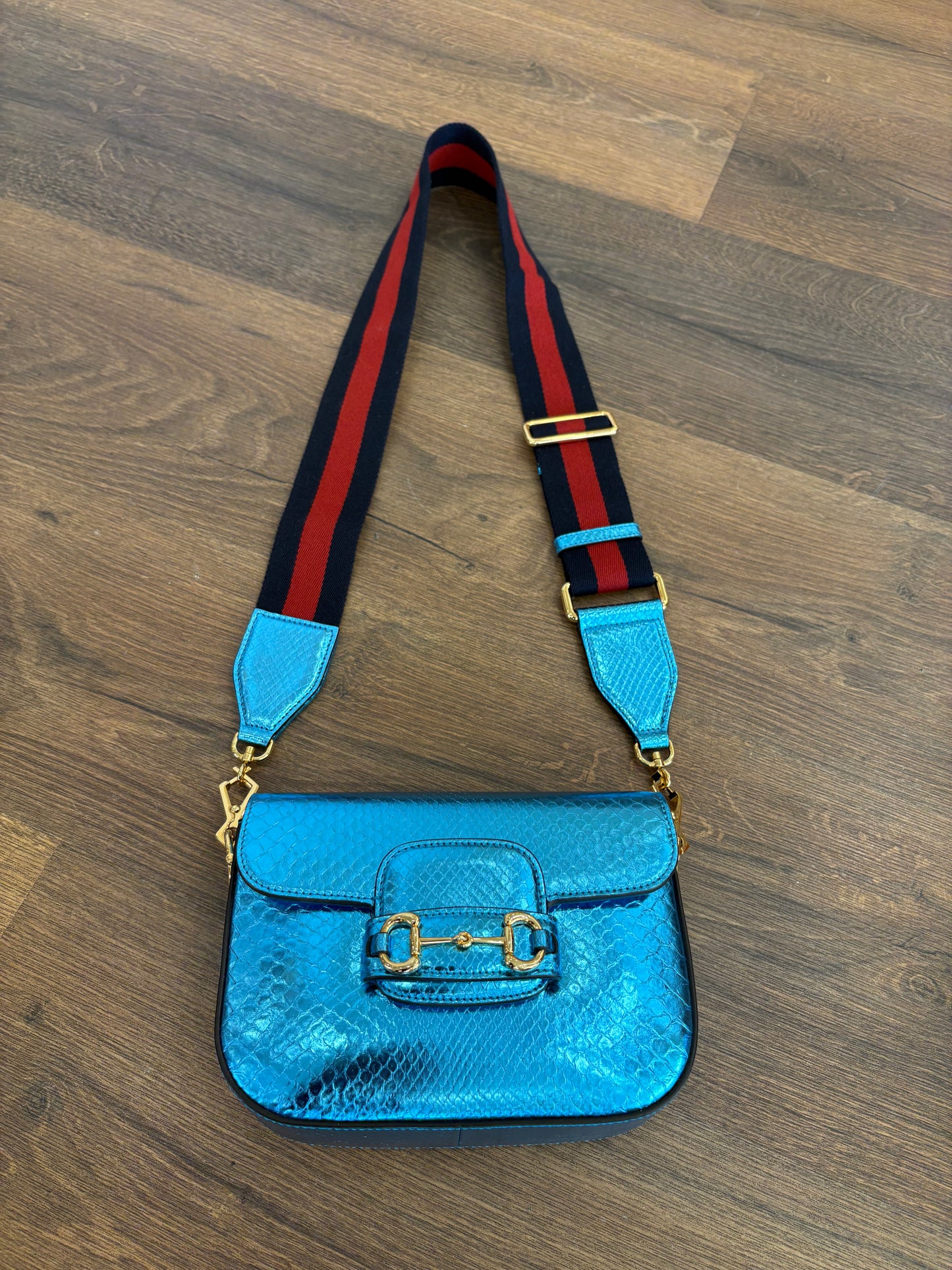 Borsa a Tracolla Gucci Horsebit 1955 Mini in Pitone Azzurro Metallizzato. Nuovo