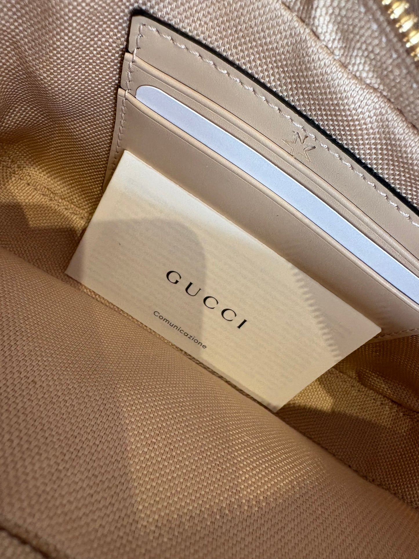Borsa Mini Gucci Gilbert in Pelle Monogram GG Goffrata con Tracolla a Catena. Nuovo
