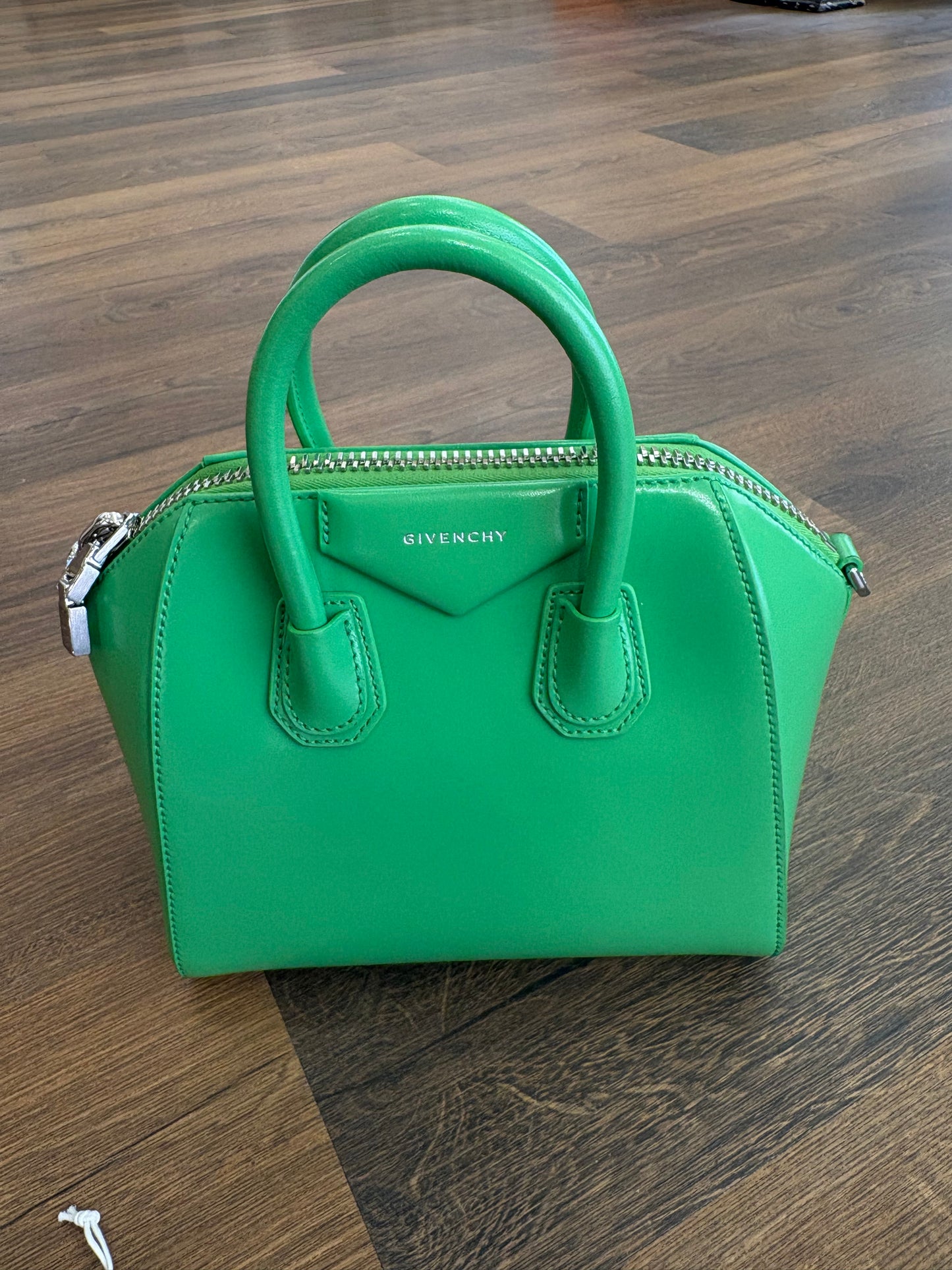 Bottega Veneta Mini Antigona in pelle verde assenzio. Nuova