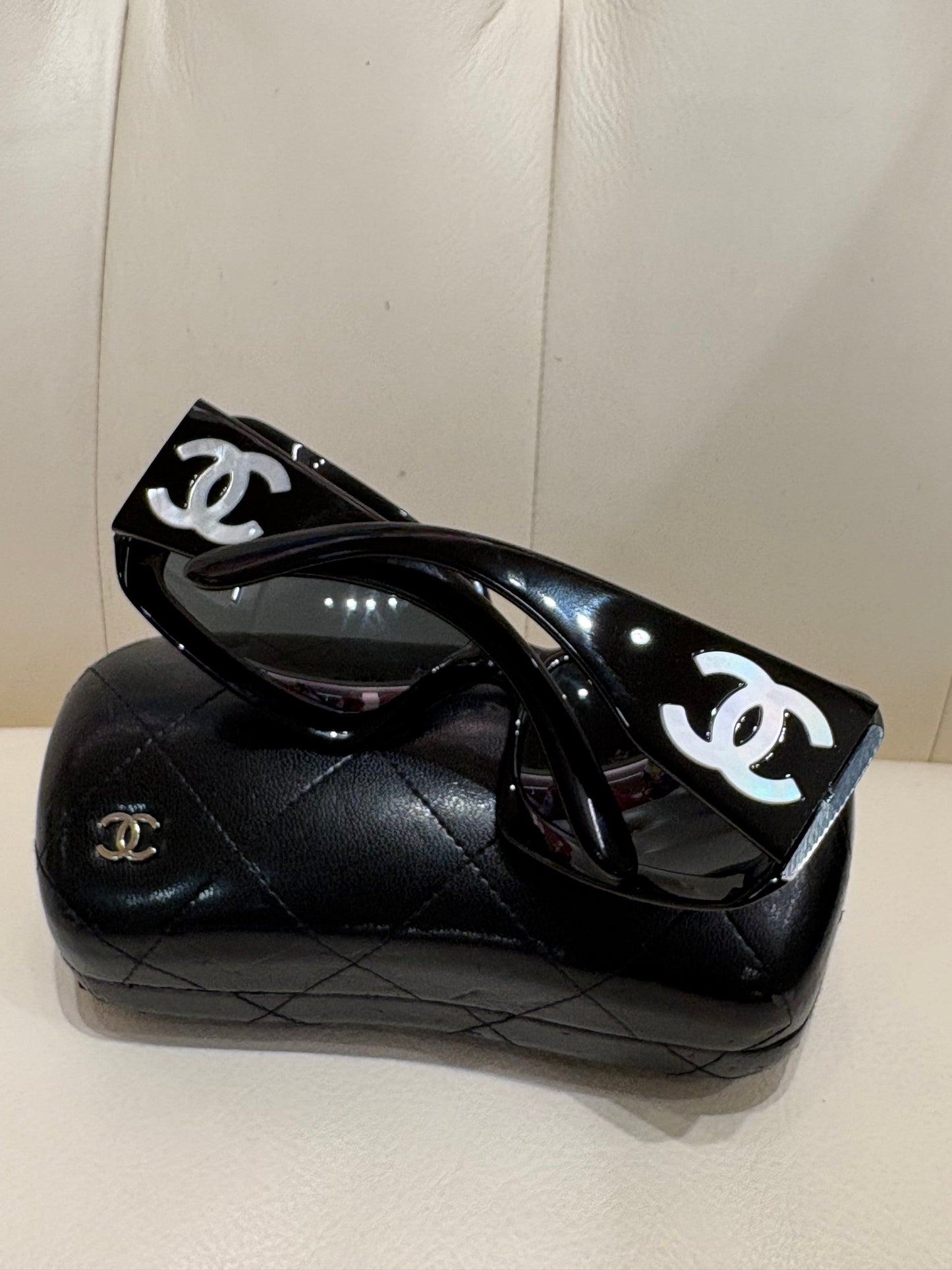 Chanel occhiali da sole acetato nero macro logo