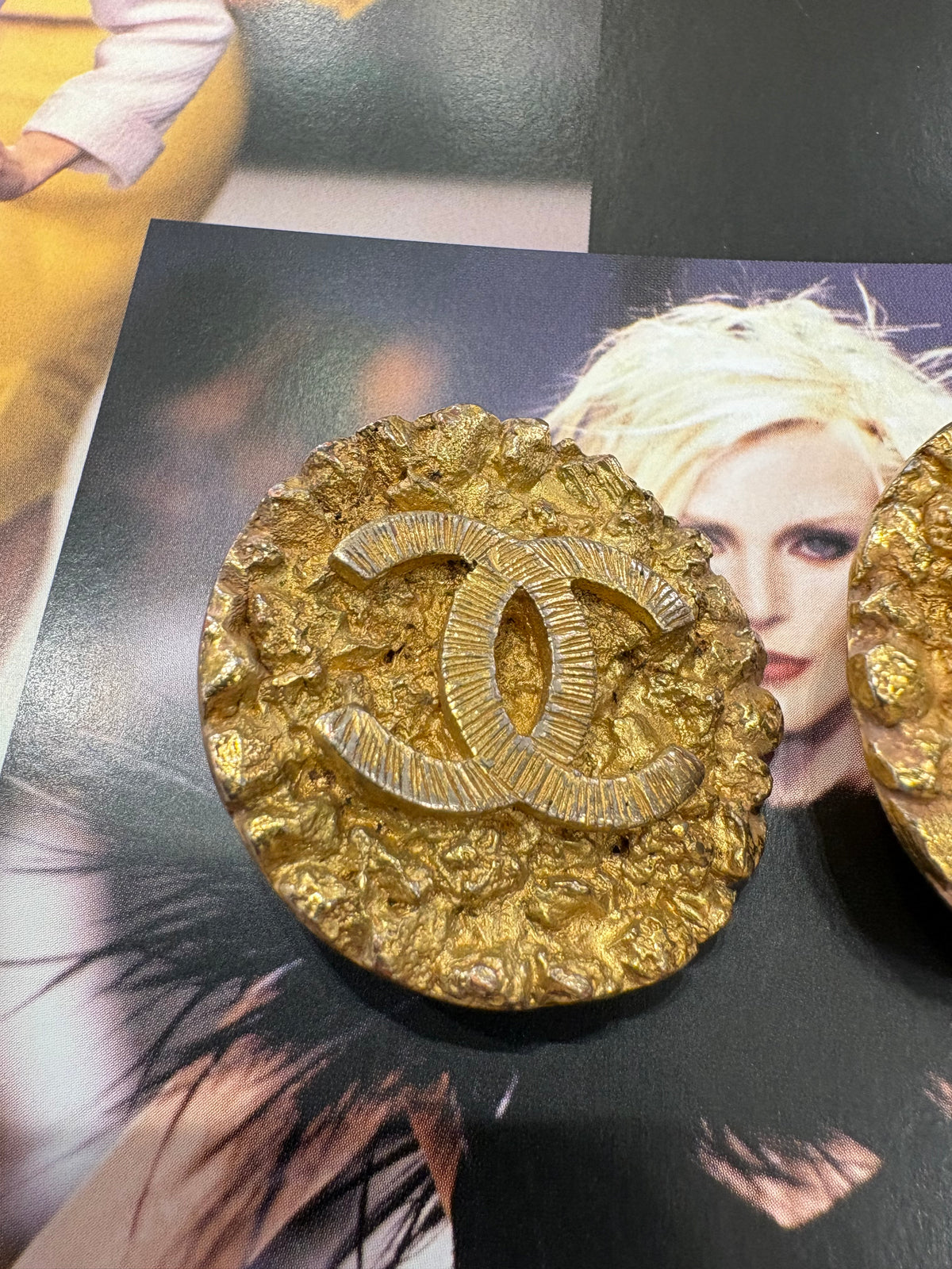 Chanel Orecchini CC a Clips in Metallo Dorato collezione 1993 Karl Lagerfeld