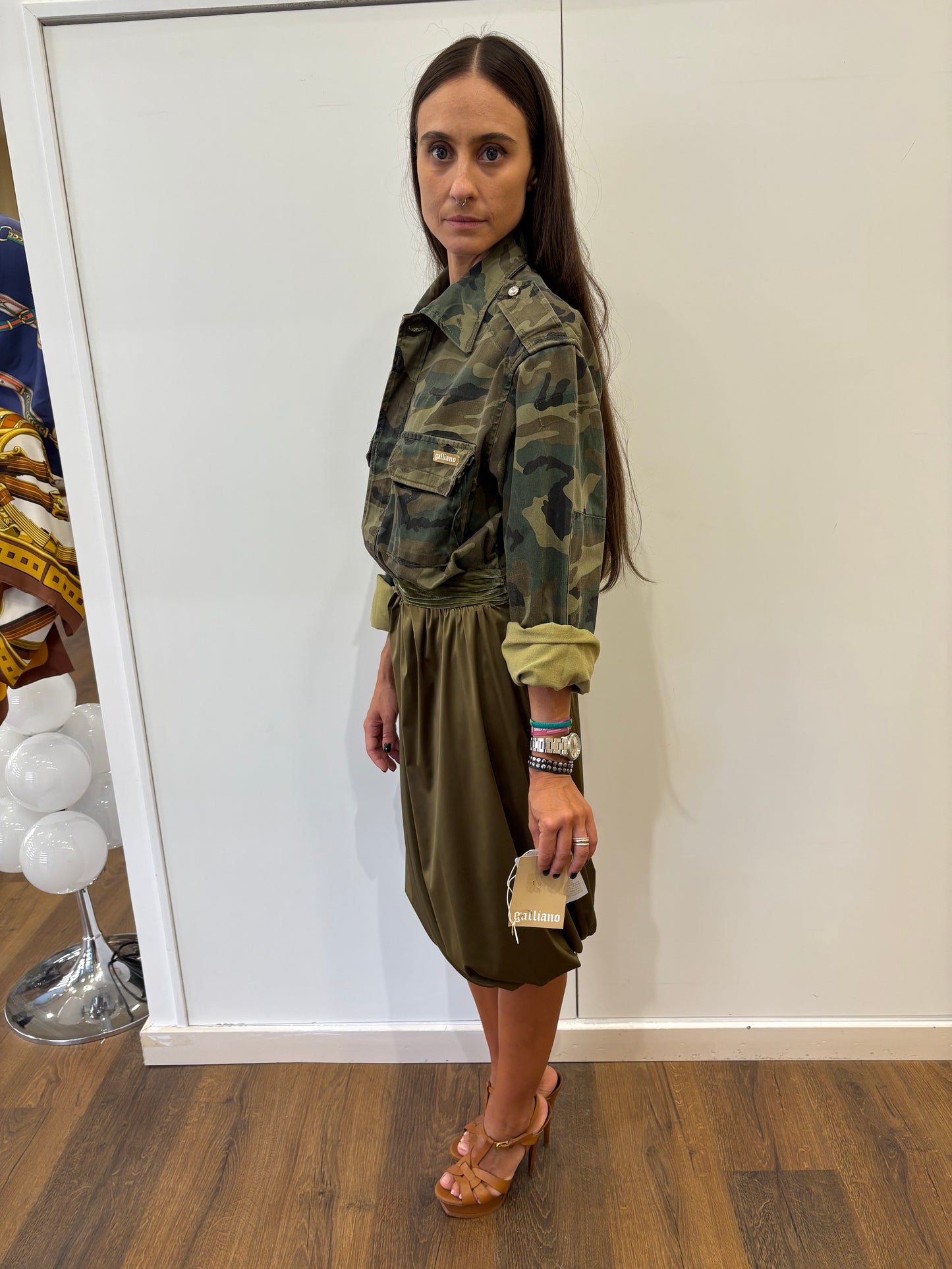 Galliano abito camouflage e seta recycling