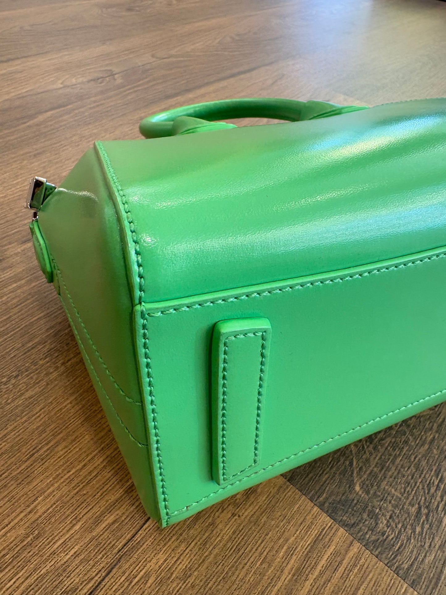 Bottega Veneta Mini Antigona in pelle verde assenzio. Nuova