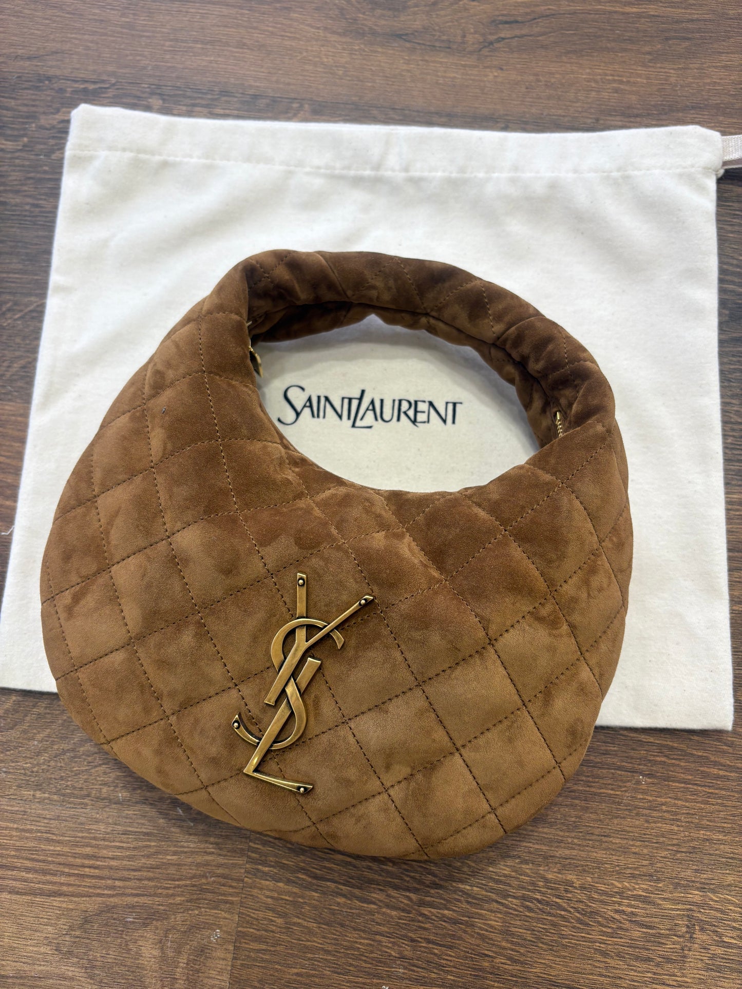 Saint Laurent Icarino piccola borsa a mano in suede caramel cognac. Nuovo