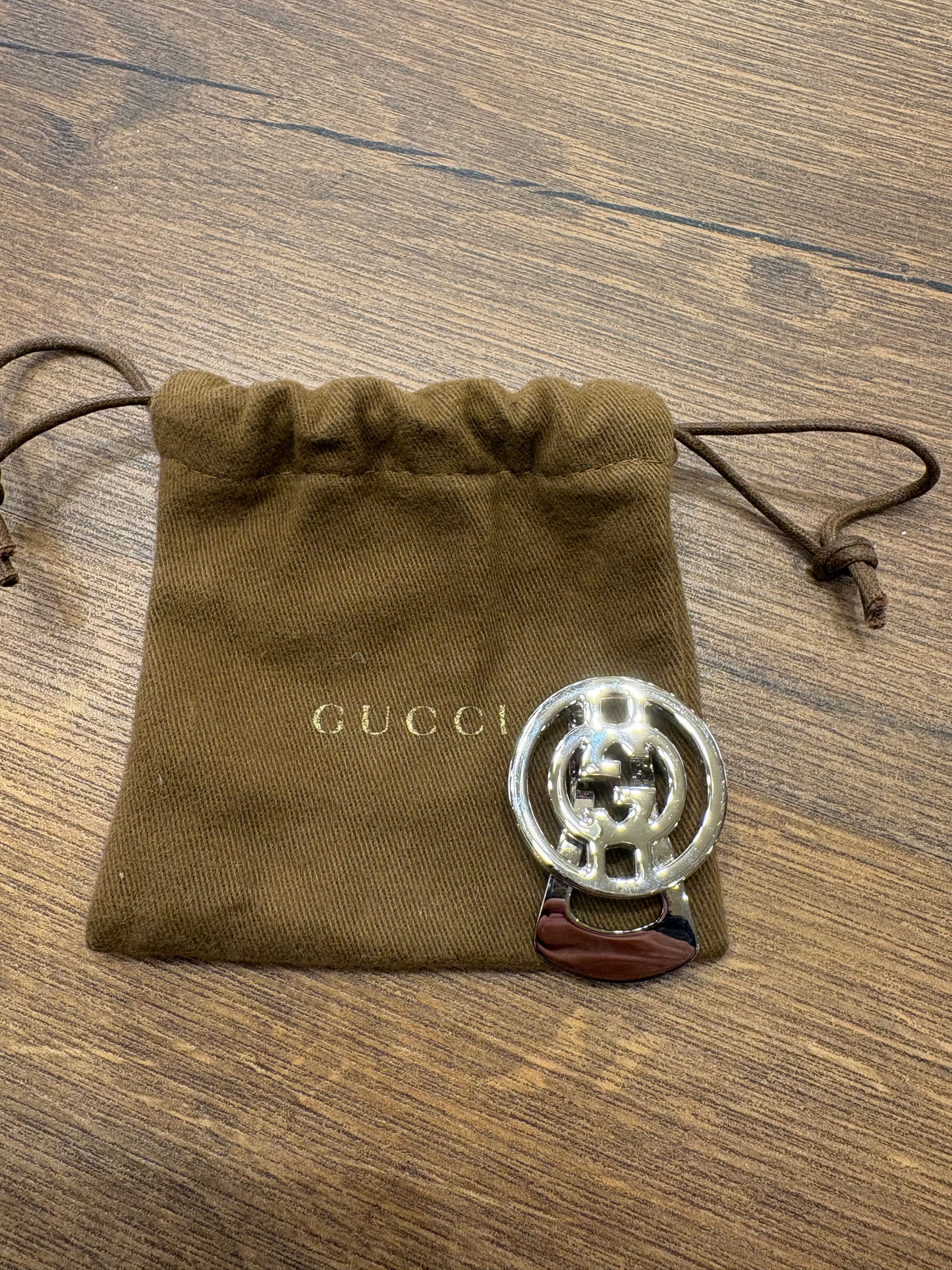 Gucci fermasoldi in metallo argentato . New