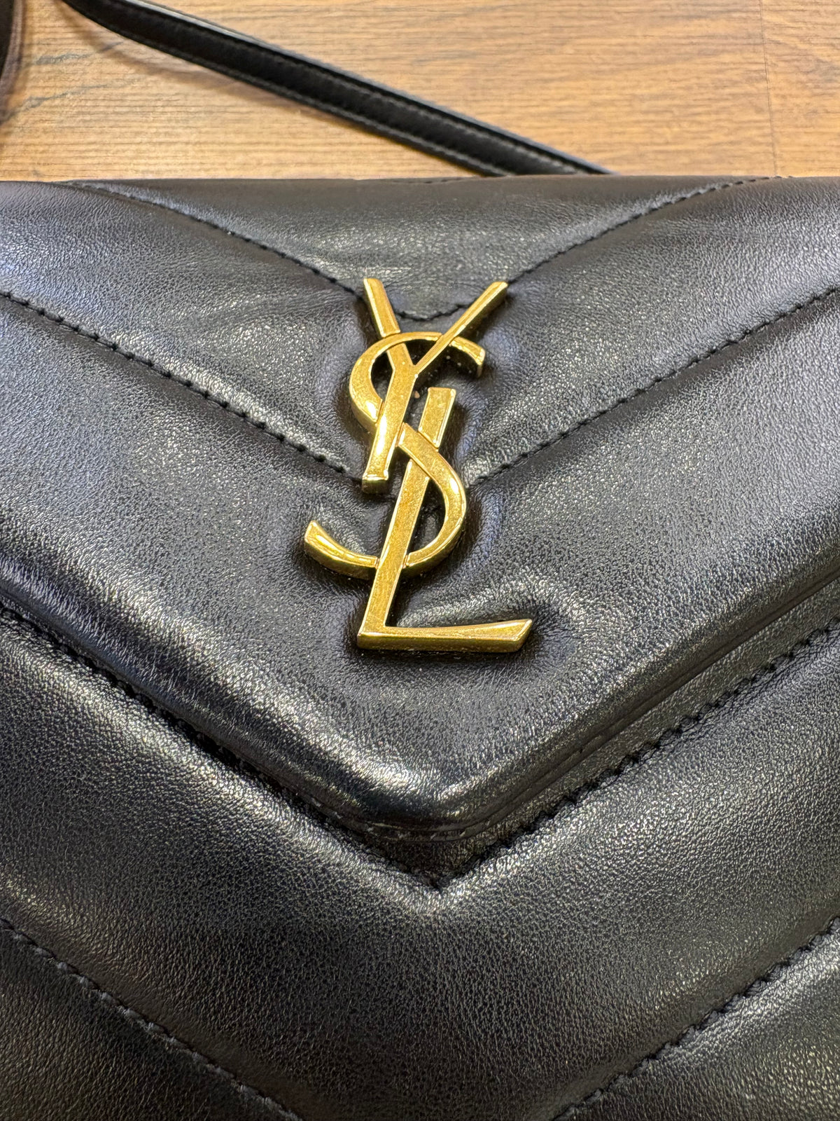 Saint Laurent Loulou Toy/Mini d'Archivio in Pelle Matelassé Nera con Hardware Dorato