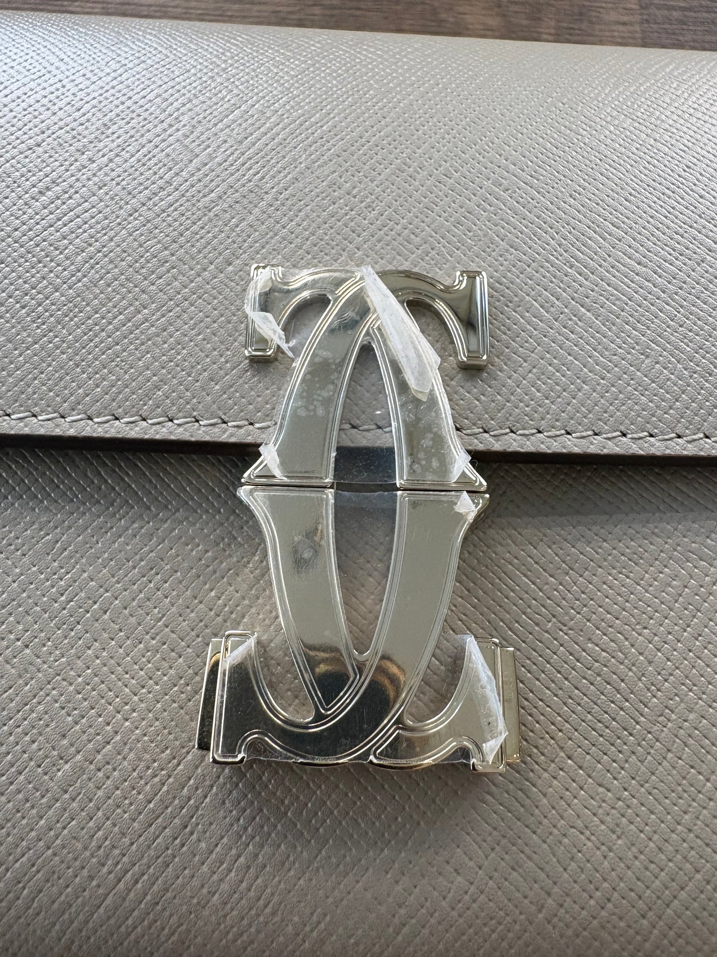 Borsa C de Cartier East-West in Pelle Beige con Doppia Tracolla. Nuovo