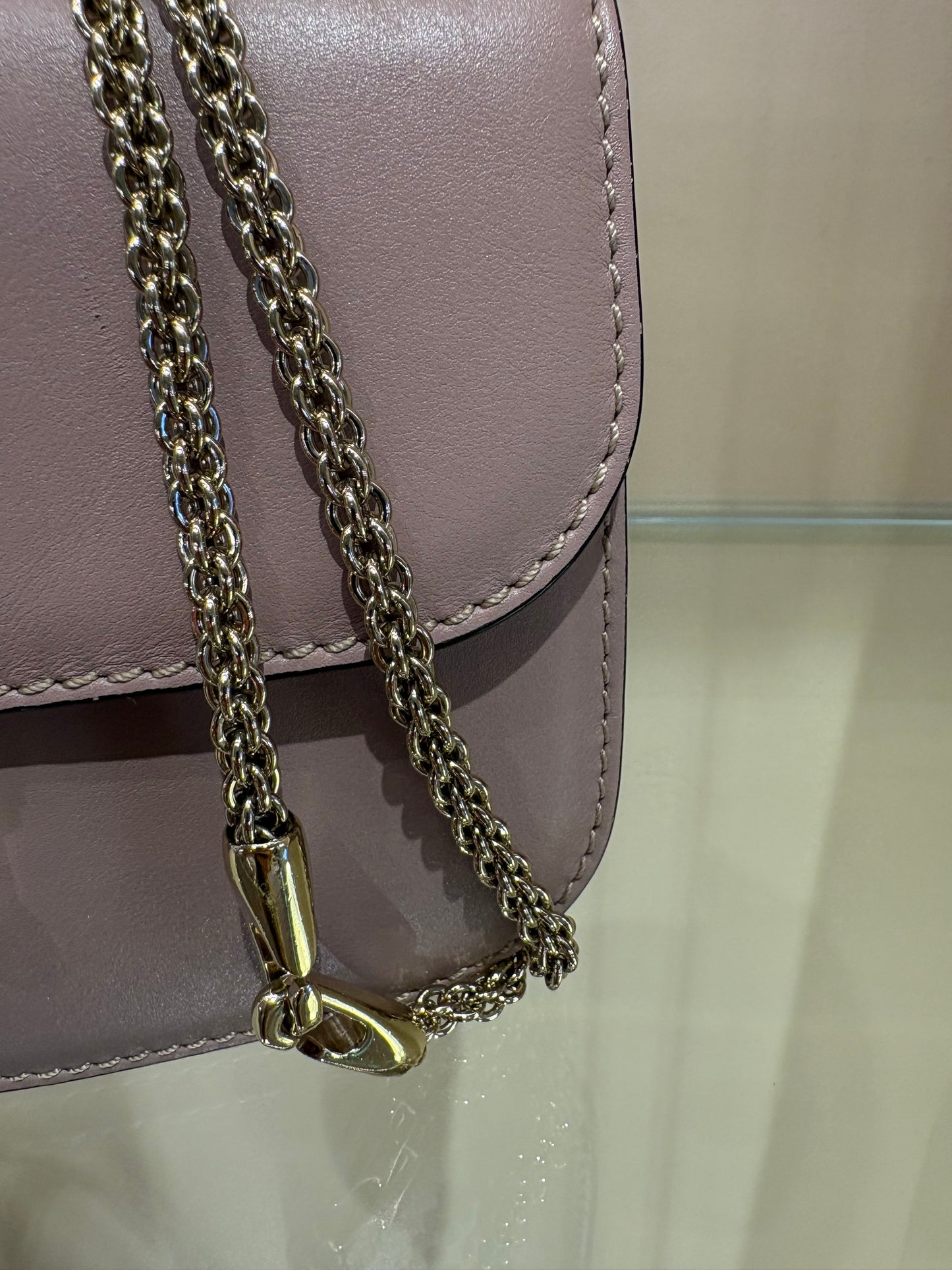 Valentino Garavani Borsa a tracolla  Glam Lock Medium in pelle rosa malva con borchie Rockstud