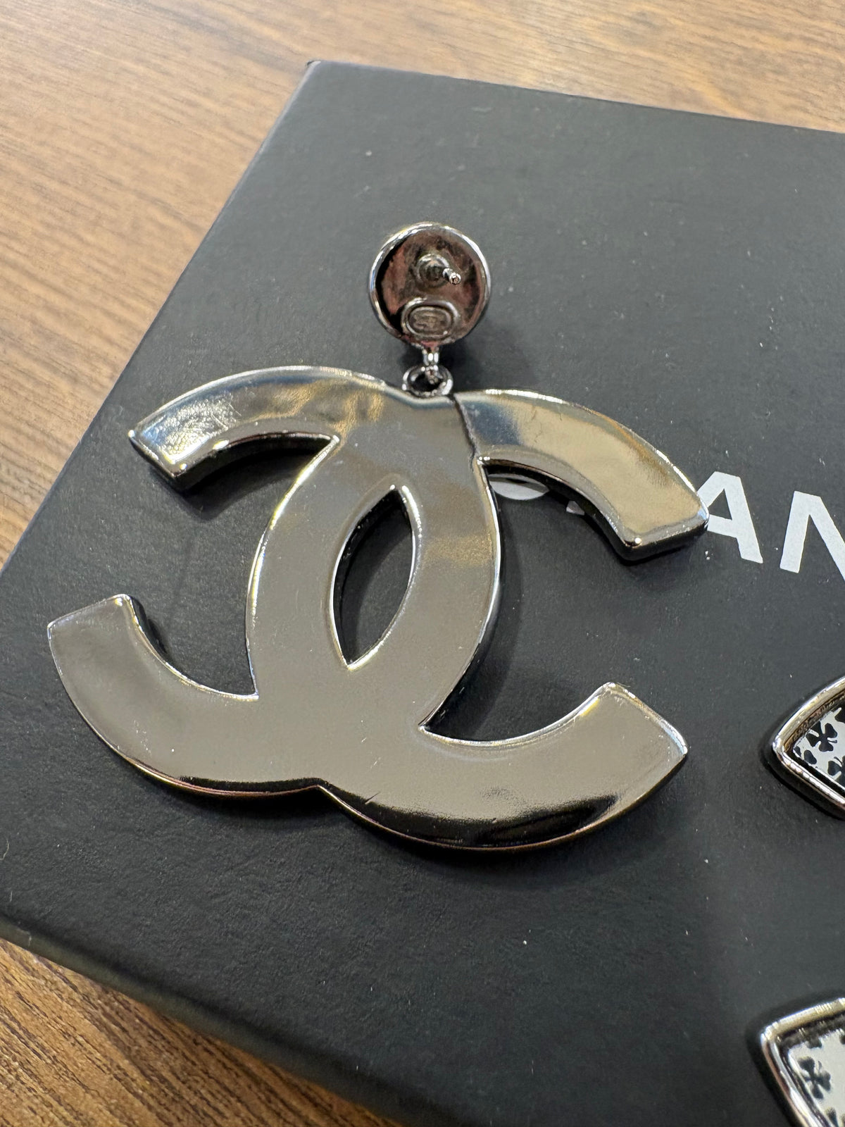 Chanel Orecchini Pendenti Chanel CC Logo Piercing in Metallo Argentato con Perla e Motivo Clover Pattern (Quadrifoglio)