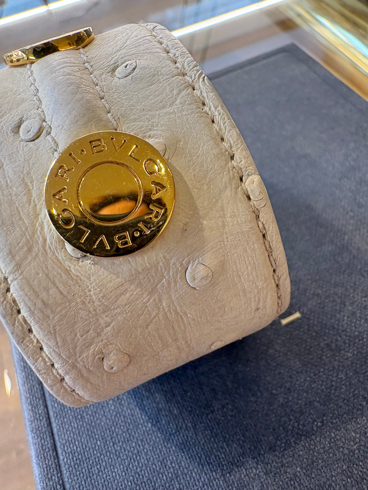 Bvlgari bracciale rigido a fascia in pelle di struzzo avorio metallo dorato