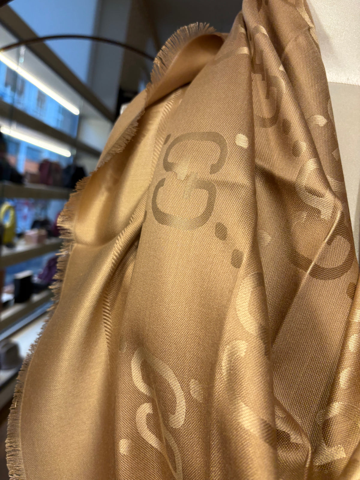 Gucci Scialle in lana e seta jacquard con motivo GG. Nuovo