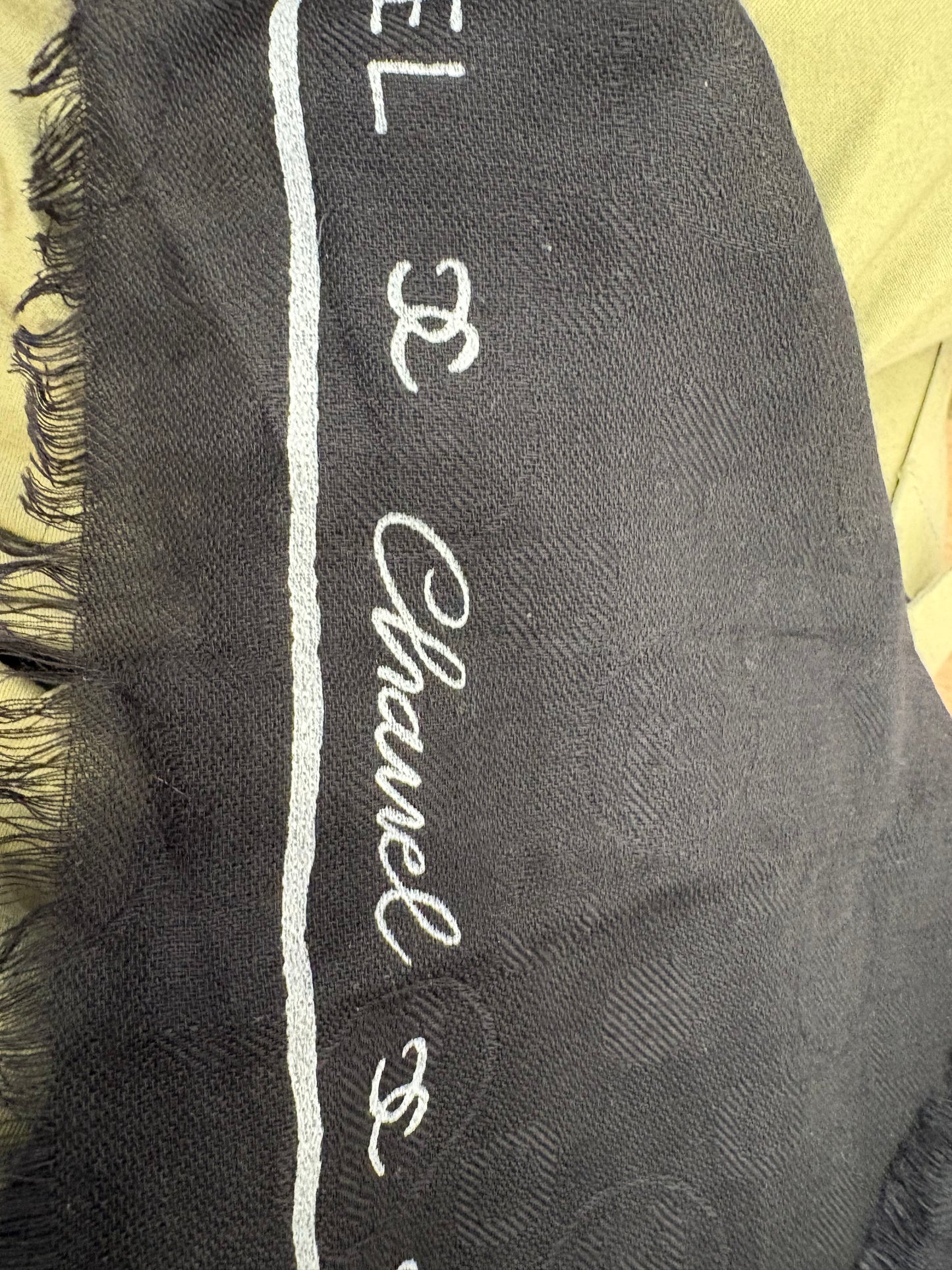 Chanel Maxi Stola Logata in Cashmere e Seta Nero/Bianco