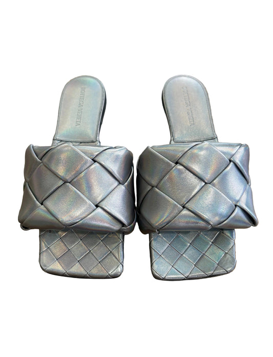Bottega Veneta Sandali Flat Lido in Pelle Intrecciata Oyster Metallic 36. Nuovo
