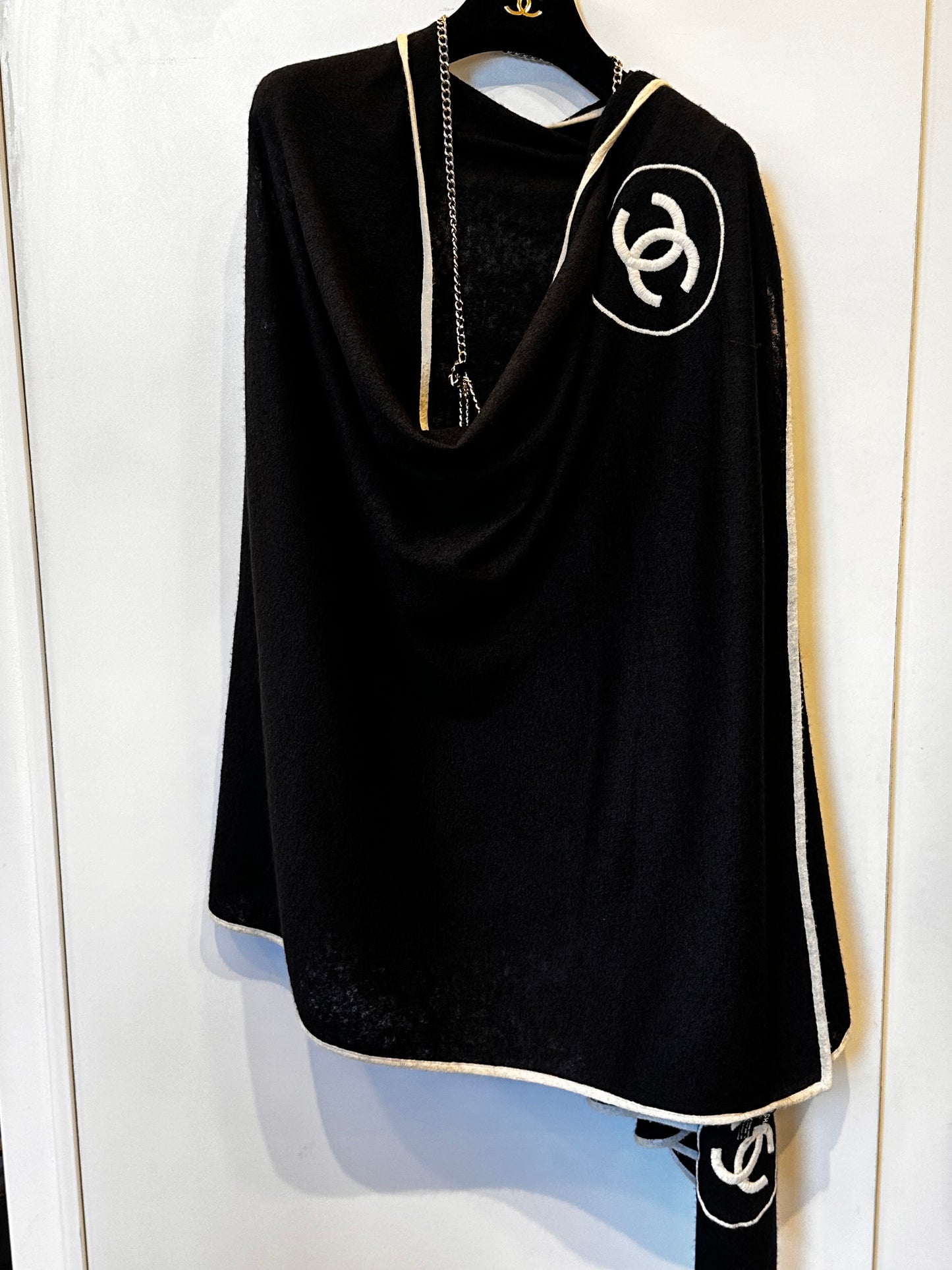 Chanel maxi stola cashmere e seta con logo grande